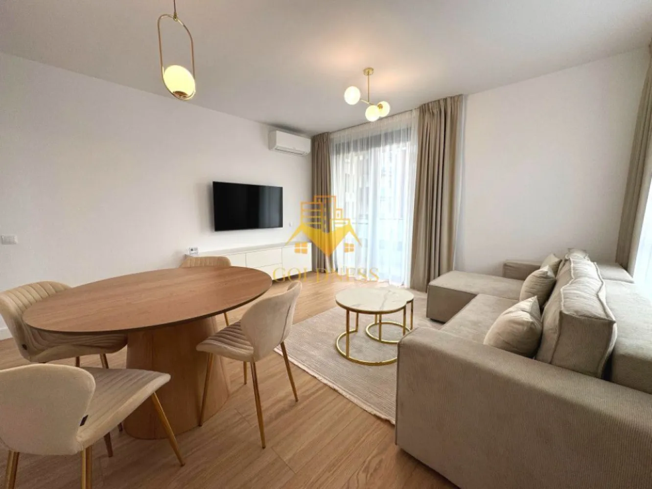 2 Camere de Lux, Park Lake, Parcare, Intre Lacuri, Iulius Mall, FSEGA - GOLDNESS Imobiliare vă propune spre închiriere un apartament cu 2 camere complet mobilat și utilat, la etajul 10 într-un imobil de 10 etaje, în cartierul Intre Lacuri. Apartamentul este compartimentat astfel:
 - dormitor cu pat matrimonial, dressing, noptiere
 - living cu canapea extensibila, spatii de depozitare, aer conditionat, TV
 - bucatarie complet dotata si echipata cu plita electrica, masina de spalat vase
 - baie cu dus walk in, calorifer port prosop inox și dulap pentru depozitare.
 - terasa de 11 mp.

Imobilul este dotat cu toate cele necesare- centrală proprie, mașină de spălat haine, frigider, plită electrică, hotă, TV, etc. 
Se află în apropierea stațiilor de transport în comun, magazine, restaurante, spații verzi, farmacii, etc. 
Dispune de loc de parcare subterana!

Dacă sunteți interesați de acest apartament și doriți să îl vizionați, dar și pentru alte oferte sau detalii nu ezitați să ne contactați telefonic sau prin e-mail - goldnessimobiliare@gmail.com. Vă stăm la dispoziție!
Pentru intermediere se percepe un comision de 50% din prețul chiriei!