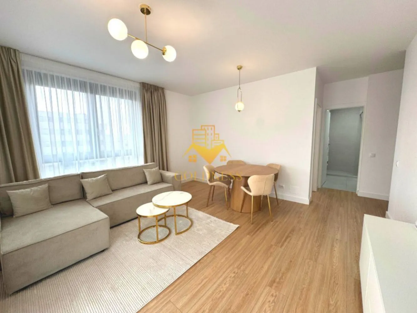2 Camere de Lux, Park Lake, Parcare, Intre Lacuri, Iulius Mall, FSEGA - GOLDNESS Imobiliare vă propune spre închiriere un apartament cu 2 camere complet mobilat și utilat, la etajul 10 într-un imobil de 10 etaje, în cartierul Intre Lacuri. Apartamentul este compartimentat astfel:
 - dormitor cu pat matrimonial, dressing, noptiere
 - living cu canapea extensibila, spatii de depozitare, aer conditionat, TV
 - bucatarie complet dotata si echipata cu plita electrica, masina de spalat vase
 - baie cu dus walk in, calorifer port prosop inox și dulap pentru depozitare.
 - terasa de 11 mp.

Imobilul este dotat cu toate cele necesare- centrală proprie, mașină de spălat haine, frigider, plită electrică, hotă, TV, etc. 
Se află în apropierea stațiilor de transport în comun, magazine, restaurante, spații verzi, farmacii, etc. 
Dispune de loc de parcare subterana!

Dacă sunteți interesați de acest apartament și doriți să îl vizionați, dar și pentru alte oferte sau detalii nu ezitați să ne contactați telefonic sau prin e-mail - goldnessimobiliare@gmail.com. Vă stăm la dispoziție!
Pentru intermediere se percepe un comision de 50% din prețul chiriei!