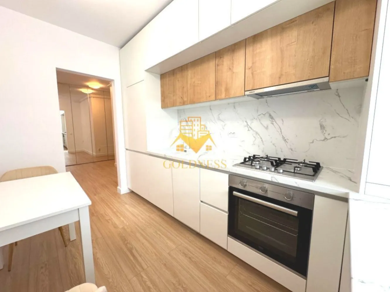 2 Camere de Lux, Park Lake, Parcare, Intre Lacuri, Iulius Mall, FSEGA - GOLDNESS Imobiliare vă propune spre închiriere un apartament cu 2 camere complet mobilat și utilat, la etajul 10 într-un imobil de 10 etaje, în cartierul Intre Lacuri. Apartamentul este compartimentat astfel:
 - dormitor cu pat matrimonial, dressing, noptiere
 - living cu canapea extensibila, spatii de depozitare, aer conditionat, TV
 - bucatarie complet dotata si echipata cu plita electrica, masina de spalat vase
 - baie cu dus walk in, calorifer port prosop inox și dulap pentru depozitare.
 - terasa de 11 mp.

Imobilul este dotat cu toate cele necesare- centrală proprie, mașină de spălat haine, frigider, plită electrică, hotă, TV, etc. 
Se află în apropierea stațiilor de transport în comun, magazine, restaurante, spații verzi, farmacii, etc. 
Dispune de loc de parcare subterana!

Dacă sunteți interesați de acest apartament și doriți să îl vizionați, dar și pentru alte oferte sau detalii nu ezitați să ne contactați telefonic sau prin e-mail - goldnessimobiliare@gmail.com. Vă stăm la dispoziție!
Pentru intermediere se percepe un comision de 50% din prețul chiriei!
