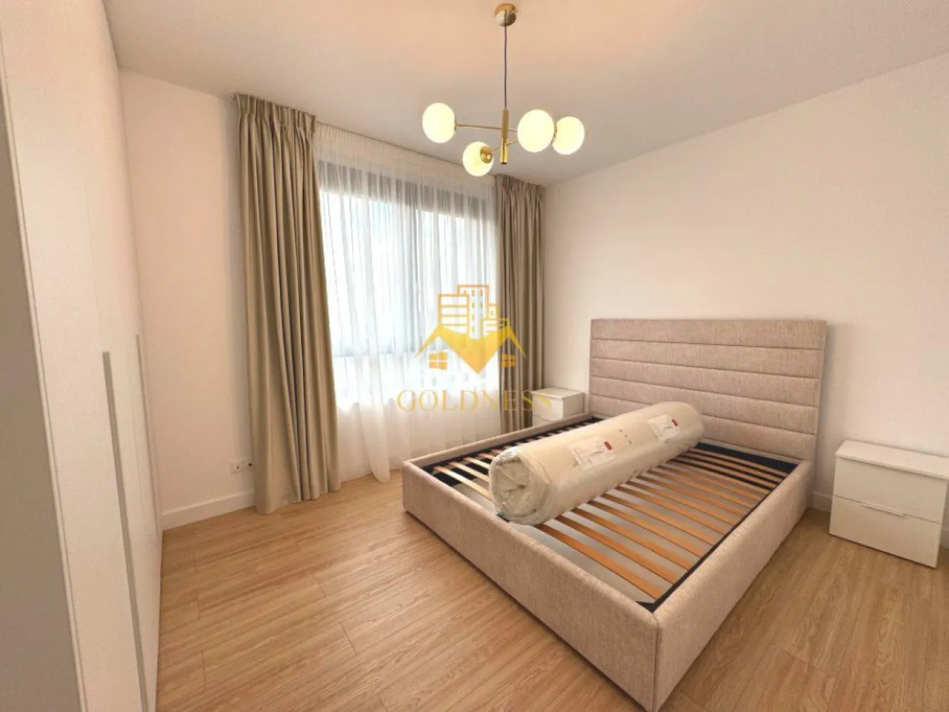 2 Camere de Lux, Park Lake, Parcare, Intre Lacuri, Iulius Mall, FSEGA - GOLDNESS Imobiliare vă propune spre închiriere un apartament cu 2 camere complet mobilat și utilat, la etajul 10 într-un imobil de 10 etaje, în cartierul Intre Lacuri. Apartamentul este compartimentat astfel:
 - dormitor cu pat matrimonial, dressing, noptiere
 - living cu canapea extensibila, spatii de depozitare, aer conditionat, TV
 - bucatarie complet dotata si echipata cu plita electrica, masina de spalat vase
 - baie cu dus walk in, calorifer port prosop inox și dulap pentru depozitare.
 - terasa de 11 mp.

Imobilul este dotat cu toate cele necesare- centrală proprie, mașină de spălat haine, frigider, plită electrică, hotă, TV, etc. 
Se află în apropierea stațiilor de transport în comun, magazine, restaurante, spații verzi, farmacii, etc. 
Dispune de loc de parcare subterana!

Dacă sunteți interesați de acest apartament și doriți să îl vizionați, dar și pentru alte oferte sau detalii nu ezitați să ne contactați telefonic sau prin e-mail - goldnessimobiliare@gmail.com. Vă stăm la dispoziție!
Pentru intermediere se percepe un comision de 50% din prețul chiriei!
