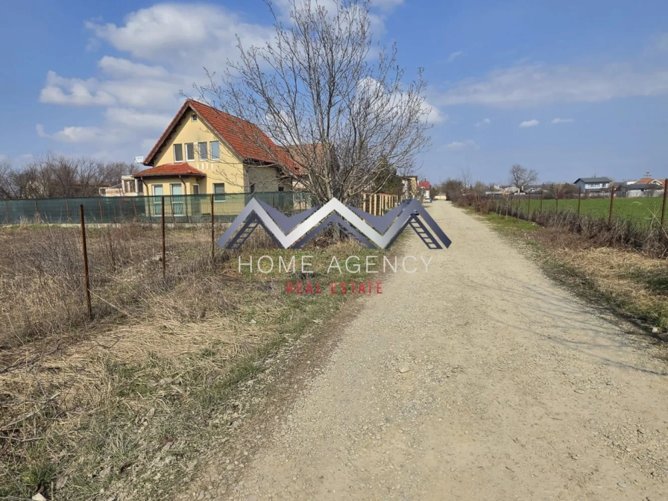 Teren 500 mp Balotești, Șos. Unirii, utilități - Vă propunem, spre vânzare, 2 loturi de teren situate în Balotești, pe Șoseaua Unirii, într-o zonă locuită, în dezvoltare, cu acces facil către principalele puncte de interes din Nordul Capitalei. Fiecare lot are o suprafață utilă de 500 mp și beneficiază de dublu front stradal, un avantaj important atât pentru proiecte rezidențiale, cât și pentru o valorificare eficientă a terenului din punct de vedere arhitectural și funcțional. Terenul are formă dreptunghiulară, este plan și ușor de construit, fiind ideal pentru dezvoltarea unei case individuale, a unui duplex sau a unei investiții pe termen mediu și lung. Un alt mare plus îl reprezintă faptul că toate utilitățile sunt la limita proprietății, ceea ce simplifică semnificativ procesul de autorizare și construire. În plus, terenul este amplasat între case deja construite, într-un cadru locuit și aerisit, nu izolat, ceea ce oferă confort și siguranță pentru viitorul proprietar. Poziționarea pe Șoseaua Unirii asigură acces rapid către DN1, București, Otopeni și zonele comerciale din Nord. În apropiere se regăsesc magazine, școli, grădinițe, mijloace de transport, restaurante și alte facilități necesare vieții de zi cu zi, ceea ce face această proprietate foarte potrivită pentru construcție rezidențială permanentă, nu doar pentru casă de vacanță sau investiție speculativă. Zona Balotești este tot mai căutată de familii și investitori datorită echilibrului dintre liniște, spațiu și conectivitate. Proprietatea oferă exact acest mix: amplasare bună, teren ușor de construit, vecinătăți deja formate și acces rapid la tot ce ai nevoie. Sunt disponibile 2 loturi spre vânzare, fiecare cu suprafață utilă de 500 mp fiecare, iar prețul afișat este pentru un singur lot. O alegere excelentă pentru cei care caută un teren bine poziționat, într-o zonă locuită, cu potențial real de construire și valorificare. Programează acum o vizionare! }}