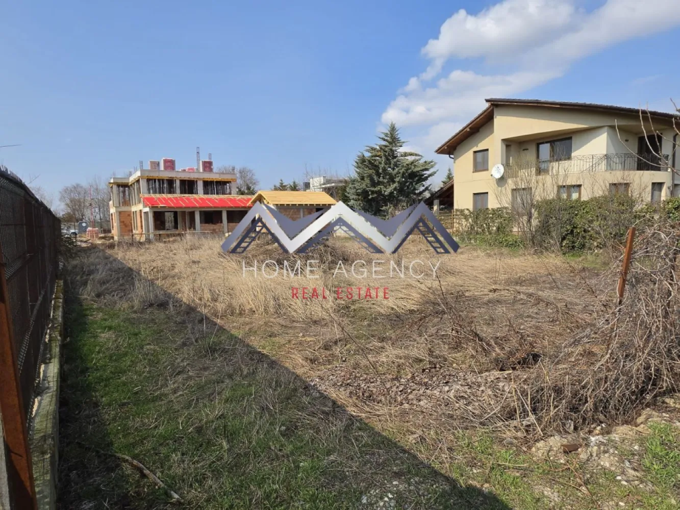 Teren 500 mp Balotești, Șos. Unirii, utilități - Vă propunem, spre vânzare, 2 loturi de teren situate în Balotești, pe Șoseaua Unirii, într-o zonă locuită, în dezvoltare, cu acces facil către principalele puncte de interes din Nordul Capitalei. Fiecare lot are o suprafață utilă de 500 mp și beneficiază de dublu front stradal, un avantaj important atât pentru proiecte rezidențiale, cât și pentru o valorificare eficientă a terenului din punct de vedere arhitectural și funcțional. Terenul are formă dreptunghiulară, este plan și ușor de construit, fiind ideal pentru dezvoltarea unei case individuale, a unui duplex sau a unei investiții pe termen mediu și lung. Un alt mare plus îl reprezintă faptul că toate utilitățile sunt la limita proprietății, ceea ce simplifică semnificativ procesul de autorizare și construire. În plus, terenul este amplasat între case deja construite, într-un cadru locuit și aerisit, nu izolat, ceea ce oferă confort și siguranță pentru viitorul proprietar. Poziționarea pe Șoseaua Unirii asigură acces rapid către DN1, București, Otopeni și zonele comerciale din Nord. În apropiere se regăsesc magazine, școli, grădinițe, mijloace de transport, restaurante și alte facilități necesare vieții de zi cu zi, ceea ce face această proprietate foarte potrivită pentru construcție rezidențială permanentă, nu doar pentru casă de vacanță sau investiție speculativă. Zona Balotești este tot mai căutată de familii și investitori datorită echilibrului dintre liniște, spațiu și conectivitate. Proprietatea oferă exact acest mix: amplasare bună, teren ușor de construit, vecinătăți deja formate și acces rapid la tot ce ai nevoie. Sunt disponibile 2 loturi spre vânzare, fiecare cu suprafață utilă de 500 mp fiecare, iar prețul afișat este pentru un singur lot. O alegere excelentă pentru cei care caută un teren bine poziționat, într-o zonă locuită, cu potențial real de construire și valorificare. Programează acum o vizionare! }}