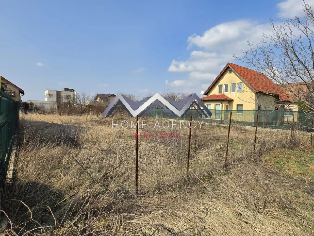 Teren 500 mp Balotești, Șos. Unirii, utilități - Vă propunem, spre vânzare, 2 loturi de teren situate în Balotești, pe Șoseaua Unirii, într-o zonă locuită, în dezvoltare, cu acces facil către principalele puncte de interes din Nordul Capitalei. Fiecare lot are o suprafață utilă de 500 mp și beneficiază de dublu front stradal, un avantaj important atât pentru proiecte rezidențiale, cât și pentru o valorificare eficientă a terenului din punct de vedere arhitectural și funcțional. Terenul are formă dreptunghiulară, este plan și ușor de construit, fiind ideal pentru dezvoltarea unei case individuale, a unui duplex sau a unei investiții pe termen mediu și lung. Un alt mare plus îl reprezintă faptul că toate utilitățile sunt la limita proprietății, ceea ce simplifică semnificativ procesul de autorizare și construire. În plus, terenul este amplasat între case deja construite, într-un cadru locuit și aerisit, nu izolat, ceea ce oferă confort și siguranță pentru viitorul proprietar. Poziționarea pe Șoseaua Unirii asigură acces rapid către DN1, București, Otopeni și zonele comerciale din Nord. În apropiere se regăsesc magazine, școli, grădinițe, mijloace de transport, restaurante și alte facilități necesare vieții de zi cu zi, ceea ce face această proprietate foarte potrivită pentru construcție rezidențială permanentă, nu doar pentru casă de vacanță sau investiție speculativă. Zona Balotești este tot mai căutată de familii și investitori datorită echilibrului dintre liniște, spațiu și conectivitate. Proprietatea oferă exact acest mix: amplasare bună, teren ușor de construit, vecinătăți deja formate și acces rapid la tot ce ai nevoie. Sunt disponibile 2 loturi spre vânzare, fiecare cu suprafață utilă de 500 mp fiecare, iar prețul afișat este pentru un singur lot. O alegere excelentă pentru cei care caută un teren bine poziționat, într-o zonă locuită, cu potențial real de construire și valorificare. Programează acum o vizionare! }}