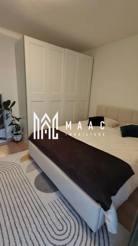 Apartament 2 Camere I 37 MPU I Terasă 39 MP I Zona Turnișor - MAAC Imobiliare va propune spre vanzare un apartament cochet, ideal pentru locuit sau investiție, situat în zona Turnișor, într-un imobil fără lift, la etajul 4. Locuința are o suprafață utilă de 37 mp și beneficiază de o terasă impresionantă de 39 mp, perfectă pentru relaxare și petrecerea timpului liber. Compartimentare: Living luminos cu bucătărie open-space complet utilată Dormitor spațios Baie cu cadă Terasă generoasă de 39 mp Punctul forte al proprietății este terasa mare, de aproximativ 39 mp – un spațiu ideal pentru cafeaua de dimineață, relaxare sau seri petrecute cu prietenii. Avantaje: Loc de parcare inclus Boxă de depozitare la subsol (5 mp) Magazine alimentare la parterul blocului Transport public la doar 5 minute de mers pe jos Aeroportul Sibiu la aproximativ 2,5 km Centrul orașului la aproximativ 3,3 km Apartamentul se vinde complet mobilat și utilat, exact ca în fotografii, fiind pregătit pentru mutare imediată. Pentru mai multe detalii și programarea unei vizionări, vă invităm să contactați Maac Imobiliare, specificând ID: CP2971611. }}