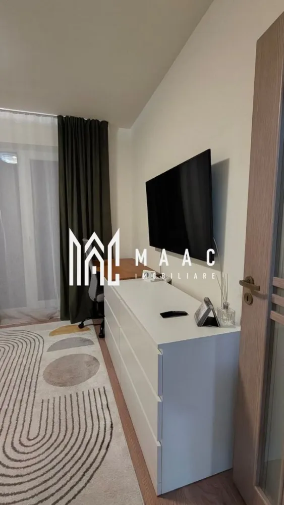 Apartament 2 Camere I 37 MPU I Terasă 39 MP I Zona Turnișor - MAAC Imobiliare va propune spre vanzare un apartament cochet, ideal pentru locuit sau investiție, situat în zona Turnișor, într-un imobil fără lift, la etajul 4. Locuința are o suprafață utilă de 37 mp și beneficiază de o terasă impresionantă de 39 mp, perfectă pentru relaxare și petrecerea timpului liber. Compartimentare: Living luminos cu bucătărie open-space complet utilată Dormitor spațios Baie cu cadă Terasă generoasă de 39 mp Punctul forte al proprietății este terasa mare, de aproximativ 39 mp – un spațiu ideal pentru cafeaua de dimineață, relaxare sau seri petrecute cu prietenii. Avantaje: Loc de parcare inclus Boxă de depozitare la subsol (5 mp) Magazine alimentare la parterul blocului Transport public la doar 5 minute de mers pe jos Aeroportul Sibiu la aproximativ 2,5 km Centrul orașului la aproximativ 3,3 km Apartamentul se vinde complet mobilat și utilat, exact ca în fotografii, fiind pregătit pentru mutare imediată. Pentru mai multe detalii și programarea unei vizionări, vă invităm să contactați Maac Imobiliare, specificând ID: CP2971611. }}