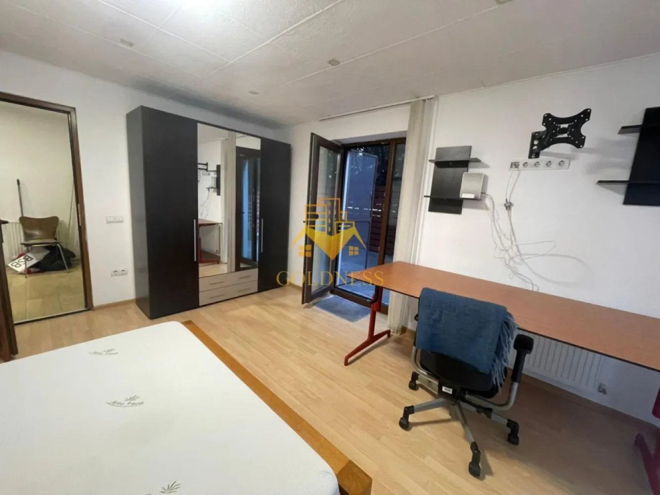 2 Camere, Pet Friendly, Parcare Subterana, Gradina proprie, Zorilor - GOLDNESS Imobiliare vă propune spre închiriere un apartament cu 2 camere complet mobilat și utilat, la parter într-un imobil de 4 etaje, în cartierul Zorilor. Apartamentul este compartimentat astfel: - dormitor cu pat matrimonial, dressing, noptiere. - living cu canapea extensibila, spatiu pt. depozitare. - bucatarie complet mobilata si utilata. - baie cu cabina de dus, calorifer port prosop inox și dulap pentru depozitare. - gradina 80 mp. Imobilul este dotat cu toate cele necesare- centrală proprie, mașină de spălat haine, frigider, plită electrică, hotă, TV, etc. Se află în apropierea stațiilor de transport în comun, magazine, restaurante, spații verzi, farmacii, etc. Dispune de loc de parcare! Dacă sunteți interesați de acest apartament și doriți să îl vizionați, dar și pentru alte oferte nu ezitați să ne contactați telefonic sau prin e-mail. Vă stăm la dispoziție! Pentru intermediere se percepe un comision de 50% din prețul chiriei! }}