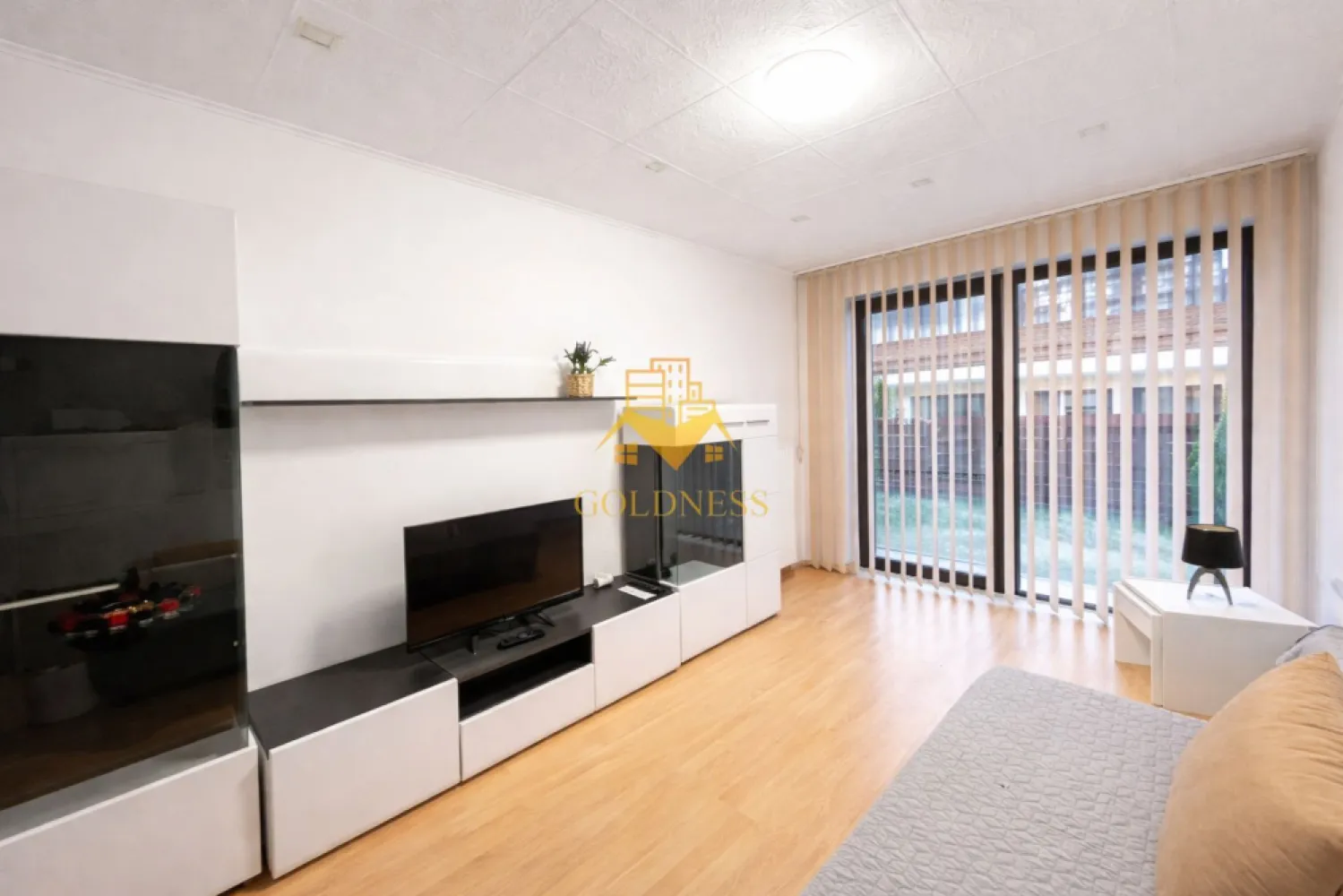 2 Camere, Pet Friendly, Parcare Subterana, Gradina proprie, Zorilor - GOLDNESS Imobiliare vă propune spre închiriere un apartament cu 2 camere complet mobilat și utilat, la parter într-un imobil de 4 etaje, în cartierul Zorilor. Apartamentul este compartimentat astfel: - dormitor cu pat matrimonial, dressing, noptiere. - living cu canapea extensibila, spatiu pt. depozitare. - bucatarie complet mobilata si utilata. - baie cu cabina de dus, calorifer port prosop inox și dulap pentru depozitare. - gradina 80 mp. Imobilul este dotat cu toate cele necesare- centrală proprie, mașină de spălat haine, frigider, plită electrică, hotă, TV, etc. Se află în apropierea stațiilor de transport în comun, magazine, restaurante, spații verzi, farmacii, etc. Dispune de loc de parcare! Dacă sunteți interesați de acest apartament și doriți să îl vizionați, dar și pentru alte oferte nu ezitați să ne contactați telefonic sau prin e-mail. Vă stăm la dispoziție! Pentru intermediere se percepe un comision de 50% din prețul chiriei! }}