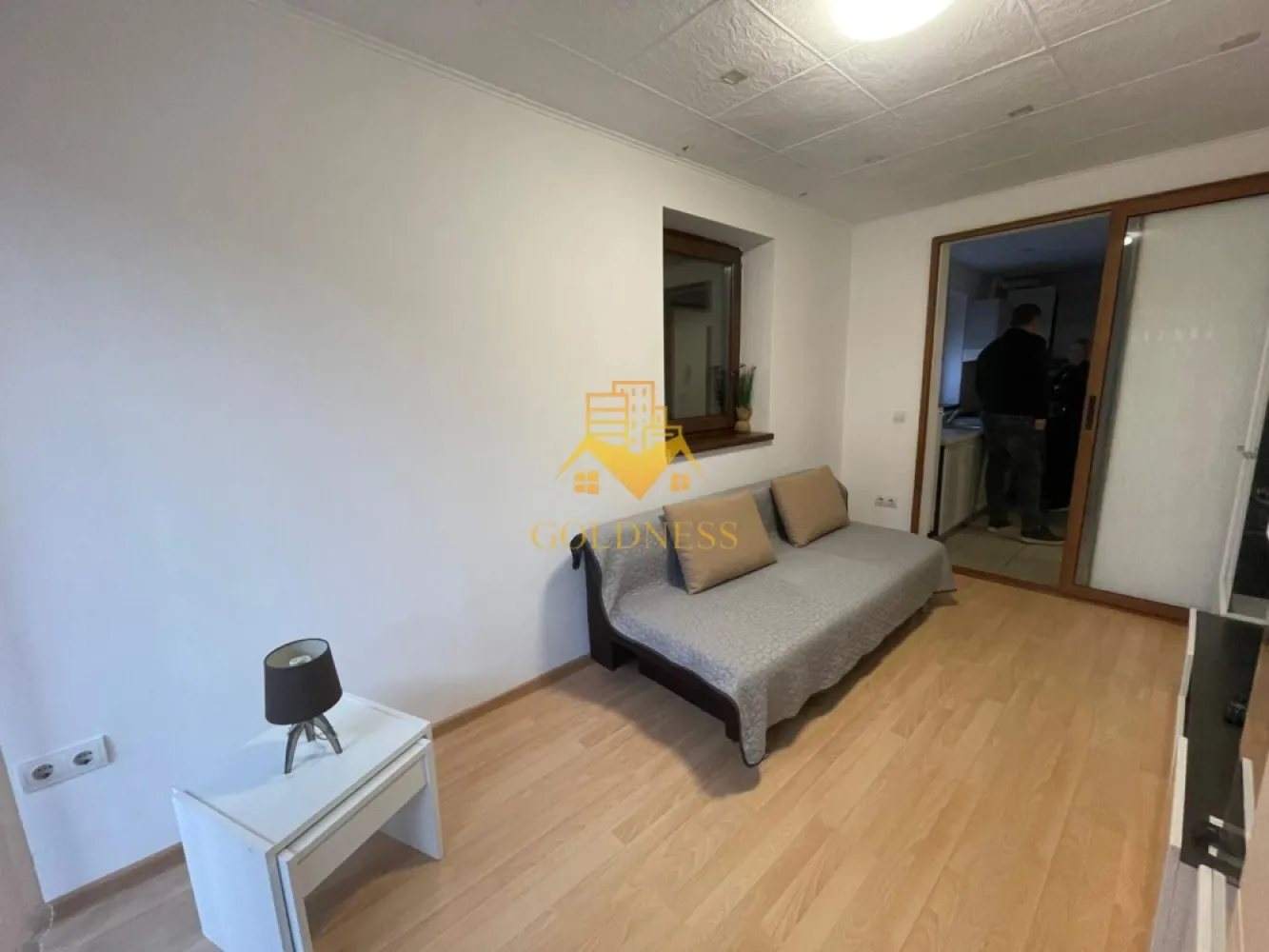 2 Camere, Pet Friendly, Parcare Subterana, Gradina proprie, Zorilor - GOLDNESS Imobiliare vă propune spre închiriere un apartament cu 2 camere complet mobilat și utilat, la parter într-un imobil de 4 etaje, în cartierul Zorilor. Apartamentul este compartimentat astfel: - dormitor cu pat matrimonial, dressing, noptiere. - living cu canapea extensibila, spatiu pt. depozitare. - bucatarie complet mobilata si utilata. - baie cu cabina de dus, calorifer port prosop inox și dulap pentru depozitare. - gradina 80 mp. Imobilul este dotat cu toate cele necesare- centrală proprie, mașină de spălat haine, frigider, plită electrică, hotă, TV, etc. Se află în apropierea stațiilor de transport în comun, magazine, restaurante, spații verzi, farmacii, etc. Dispune de loc de parcare! Dacă sunteți interesați de acest apartament și doriți să îl vizionați, dar și pentru alte oferte nu ezitați să ne contactați telefonic sau prin e-mail. Vă stăm la dispoziție! Pentru intermediere se percepe un comision de 50% din prețul chiriei! }}