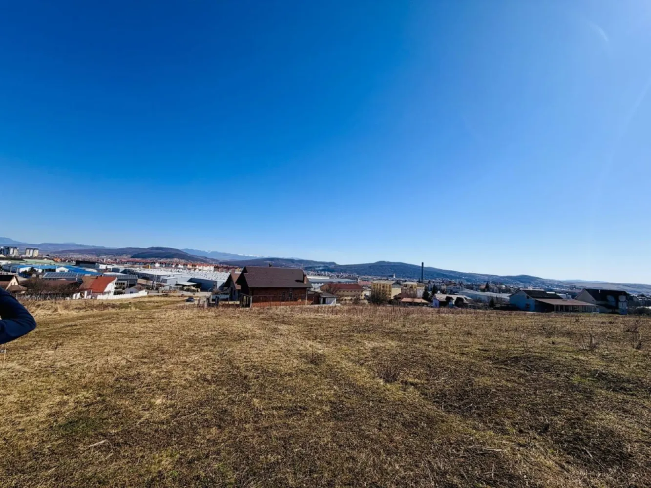 teren intravilan , ideal constructie casa , zona Liceul Logos - Agenția Direkt Imobiliare vă propune spre vânzare mai multe parcele de teren situate în apropierea penitenciarului, într-o zonă aflată în plină dezvoltare. Terenurile beneficiază de un view deosebit către oraș și sunt amplasate într-o zonă liniștită, fiind ideale pentru construirea unei locuințe sau pentru investiție. Sunt disponibile 4 parcele, fiecare având o suprafață de 5 ari. În funcție de suprafața dorită, există posibilitatea de comasare a parcelelor. Fiecare parcelă beneficiază de acces la drum, cu cotă parte din drumul de acces, iar utilitățile sunt disponibile pe teren. }}