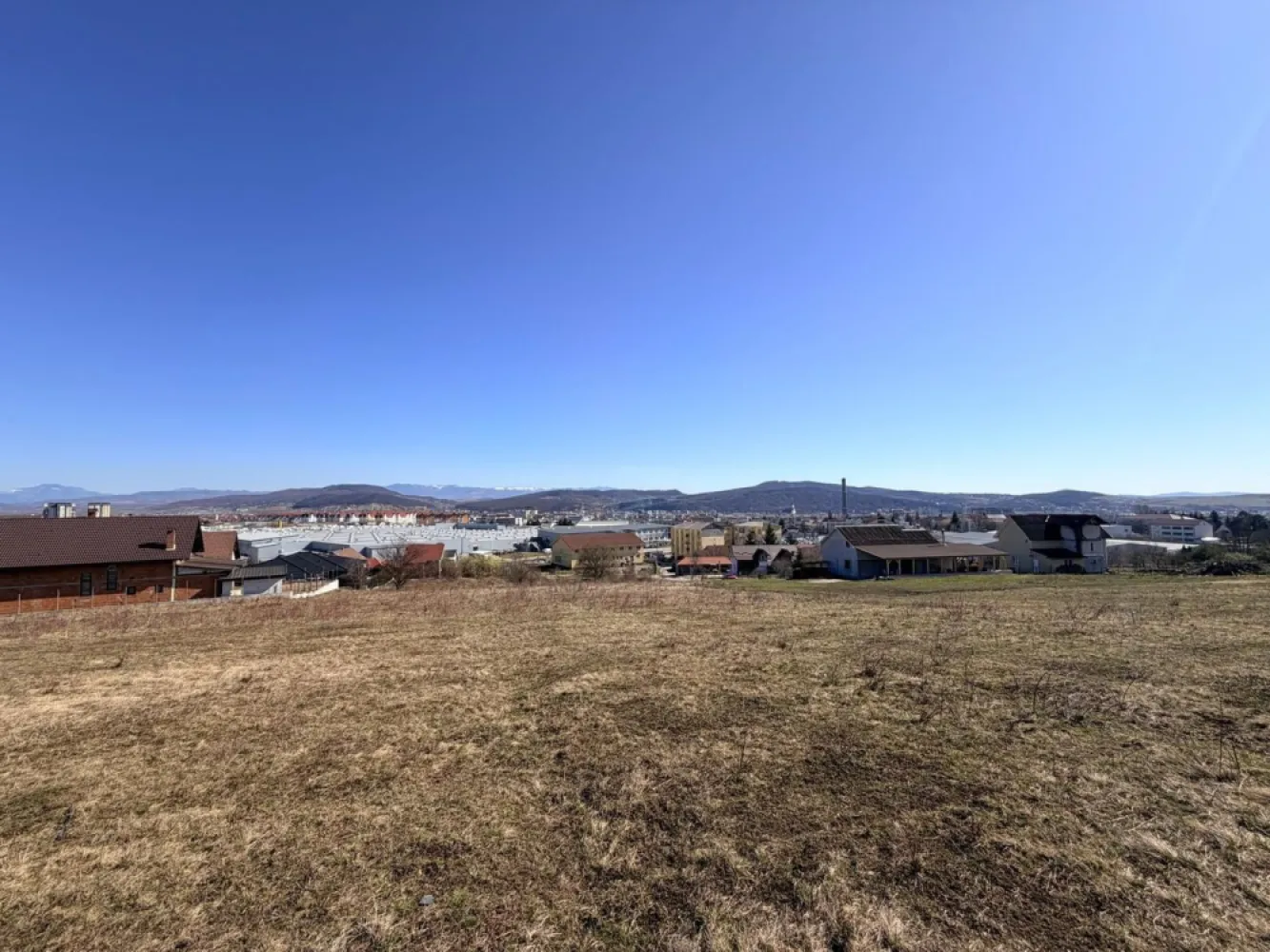 teren intravilan , ideal constructie casa , zona Liceul Logos - Agenția Direkt Imobiliare vă propune spre vânzare mai multe parcele de teren situate în apropierea penitenciarului, într-o zonă aflată în plină dezvoltare. Terenurile beneficiază de un view deosebit către oraș și sunt amplasate într-o zonă liniștită, fiind ideale pentru construirea unei locuințe sau pentru investiție. Sunt disponibile 4 parcele, fiecare având o suprafață de 5 ari. În funcție de suprafața dorită, există posibilitatea de comasare a parcelelor. Fiecare parcelă beneficiază de acces la drum, cu cotă parte din drumul de acces, iar utilitățile sunt disponibile pe teren. }}