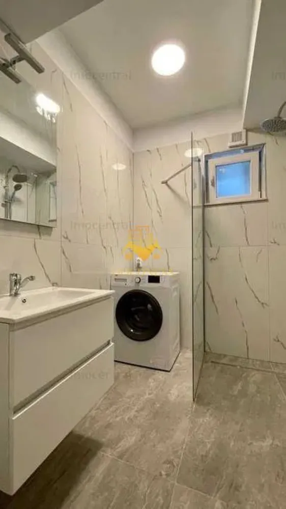 2 camere, parcare, terasa, Andrei Muresanu, Sigma, UTCN, Lidl - GOLDNESS Imobiliare vă propune spre închiriere un apartament cu 2 camere complet mobilat și utilat, la perter într-un imobil de 5 etaje, în Cartierul Andrei Muresanu, . Dispune de loc de parcare contra cost 50 euro! Se află în apropierea stațiilor de transport în comun, magazine, restaurante, spații verzi, farmacii, etc. Apartamentul este compartimentat astfel: - dormitor cu pat matrimonial, dressing, noptiere - living cu bucatarie open space complet utilată și mobilată, canapea extensibilă, loc de servit masa - baie cu cabina de dus, calorifer port prosop și dulap pentru depozitare. - terasa de 28 mp. Imobilul este dotat cu toate cele necesare- centrală proprie, frigider, aragaz, hotă, mașină de spălat haine, etc. Dacă sunteți interesați de acest apartament și doriți să îl vizionați, dar și pentru alte oferte nu ezitați să ne contactați telefonic sau prin e-mail. Vă stăm la dispoziție! Pentru intermediere se percepe un comision de 50% din prețul chiriei! }}