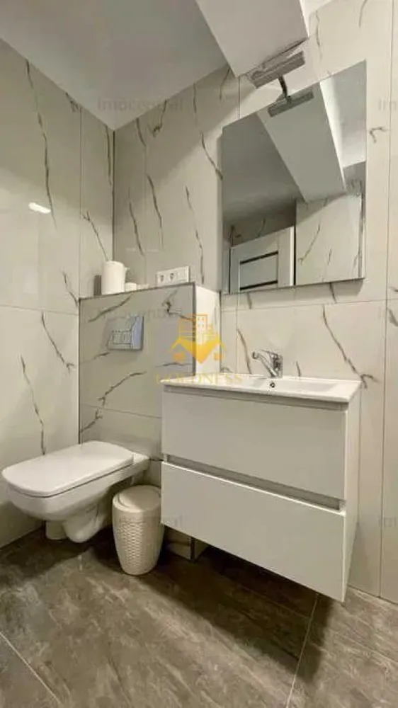 2 camere, parcare, terasa, Andrei Muresanu, Sigma, UTCN, Lidl - GOLDNESS Imobiliare vă propune spre închiriere un apartament cu 2 camere complet mobilat și utilat, la perter într-un imobil de 5 etaje, în Cartierul Andrei Muresanu, . Dispune de loc de parcare contra cost 50 euro! Se află în apropierea stațiilor de transport în comun, magazine, restaurante, spații verzi, farmacii, etc. Apartamentul este compartimentat astfel: - dormitor cu pat matrimonial, dressing, noptiere - living cu bucatarie open space complet utilată și mobilată, canapea extensibilă, loc de servit masa - baie cu cabina de dus, calorifer port prosop și dulap pentru depozitare. - terasa de 28 mp. Imobilul este dotat cu toate cele necesare- centrală proprie, frigider, aragaz, hotă, mașină de spălat haine, etc. Dacă sunteți interesați de acest apartament și doriți să îl vizionați, dar și pentru alte oferte nu ezitați să ne contactați telefonic sau prin e-mail. Vă stăm la dispoziție! Pentru intermediere se percepe un comision de 50% din prețul chiriei! }}
