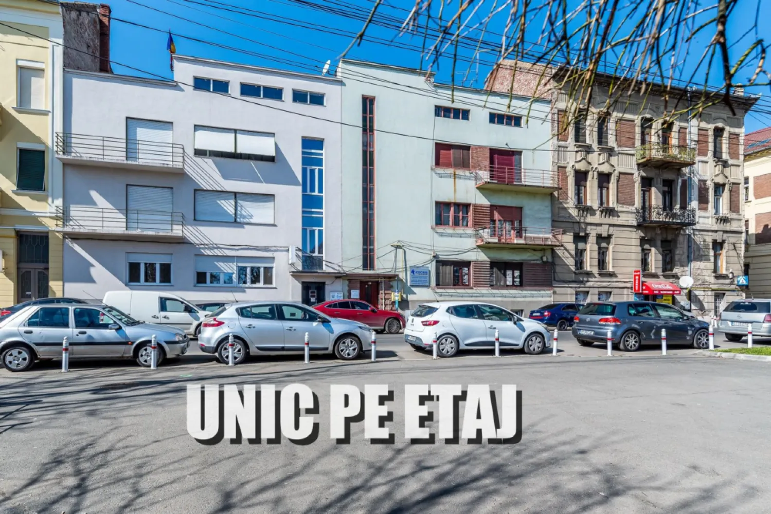 Etaj întreg vis-à-vis de Tribunalul Arad | 269 mp | Demisol privat - Vă propunem spre achiziție o proprietate situată într-o clădire exclusivistă de tip P+2, cu doar 3 apartamente (un singur locatar pe fiecare nivel). Această reședință ocupă în totalitate etajul 2, oferind o intimitate absolută și este poziționată strategic vis-à-vis de Tribunalul Arad, în imediata proximitate a Parcului Eminescu, a Primăriei și a falezei Mureșului. DETALII APARTAMENT Cu o suprafață construită de 269 mp și o suprafață utilă de 136 mp, apartamentul impresionează prin volume generoase și o compartimentare rafinată: Zona de zi: Living spațios, scăldat în lumină naturală, cu vedere spre Parcul Eminescu și Biserica Roșie. Zona de noapte: 2 dormitoare mari, oferind liniștea necesară unei reședințe de top. Bucătărie separată, cămară de alimente, birou și balcon. Terasa privată: orientată spre curtea interioară este o oază de liniște în centrul administrativ al orașului. ACTIVE EXTRA: Demisol Multifuncțional (41 mp) Proprietatea include un spațiu util la demisol, compus din 2 camere și baie proprie. Acesta reprezintă un avantaj strategic major, putând fi utilizat ca: Birou de consultanță / Cabinet de avocatură / Arhivă privată securizată. LOCALIZARE ȘI PUNCTE DE REPER Poziționarea valoroasă vis-à-vis de Tribunalul Arad – eficiență maximă pentru profesioniștii din domeniu. Parcul Eminescu & Biserica Roșie – repere culturale și spații verzi chiar în fața clădirii. Primăria Arad – la doar 3 minute de mers pe jos. Malul Mureșului – acces imediat la zona de relaxare și promenadă. Raritate: Clădirile cu un singur apartament pe nivel sunt extrem de greu de găsit în zona ultracentrală. Versatilitate: Combinația ideală între reședință de lux și sediu de business prestigios. Liniște: Deși este în punctul zero, orientarea terasei spre curte oferă un confort acustic rar. Pentru a descoperi potențialul complet al acestei proprietăți, vă invit la o vizionare. 📞 Sebastian Nica – 0722 252 639 ACASĂ | Consultanță Imobiliară Arad }}