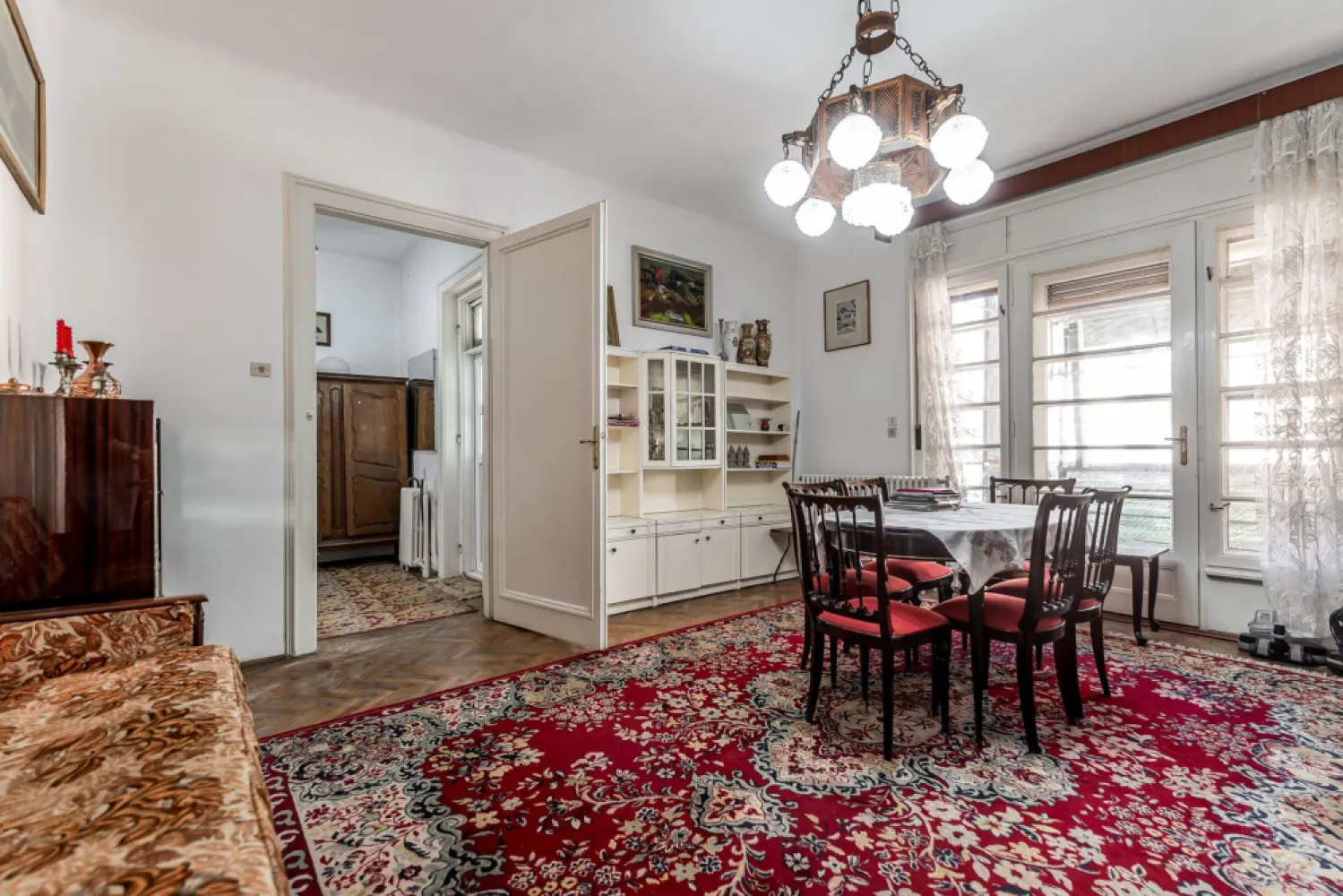 Etaj întreg vis-à-vis de Tribunalul Arad | 269 mp | Demisol privat - Vă propunem spre achiziție o proprietate situată într-o clădire exclusivistă de tip P+2, cu doar 3 apartamente (un singur locatar pe fiecare nivel). Această reședință ocupă în totalitate etajul 2, oferind o intimitate absolută și este poziționată strategic vis-à-vis de Tribunalul Arad, în imediata proximitate a Parcului Eminescu, a Primăriei și a falezei Mureșului. DETALII APARTAMENT Cu o suprafață construită de 269 mp și o suprafață utilă de 136 mp, apartamentul impresionează prin volume generoase și o compartimentare rafinată: Zona de zi: Living spațios, scăldat în lumină naturală, cu vedere spre Parcul Eminescu și Biserica Roșie. Zona de noapte: 2 dormitoare mari, oferind liniștea necesară unei reședințe de top. Bucătărie separată, cămară de alimente, birou și balcon. Terasa privată: orientată spre curtea interioară este o oază de liniște în centrul administrativ al orașului. ACTIVE EXTRA: Demisol Multifuncțional (41 mp) Proprietatea include un spațiu util la demisol, compus din 2 camere și baie proprie. Acesta reprezintă un avantaj strategic major, putând fi utilizat ca: Birou de consultanță / Cabinet de avocatură / Arhivă privată securizată. LOCALIZARE ȘI PUNCTE DE REPER Poziționarea valoroasă vis-à-vis de Tribunalul Arad – eficiență maximă pentru profesioniștii din domeniu. Parcul Eminescu & Biserica Roșie – repere culturale și spații verzi chiar în fața clădirii. Primăria Arad – la doar 3 minute de mers pe jos. Malul Mureșului – acces imediat la zona de relaxare și promenadă. Raritate: Clădirile cu un singur apartament pe nivel sunt extrem de greu de găsit în zona ultracentrală. Versatilitate: Combinația ideală între reședință de lux și sediu de business prestigios. Liniște: Deși este în punctul zero, orientarea terasei spre curte oferă un confort acustic rar. Pentru a descoperi potențialul complet al acestei proprietăți, vă invit la o vizionare. 📞 Sebastian Nica – 0722 252 639 ACASĂ | Consultanță Imobiliară Arad }}