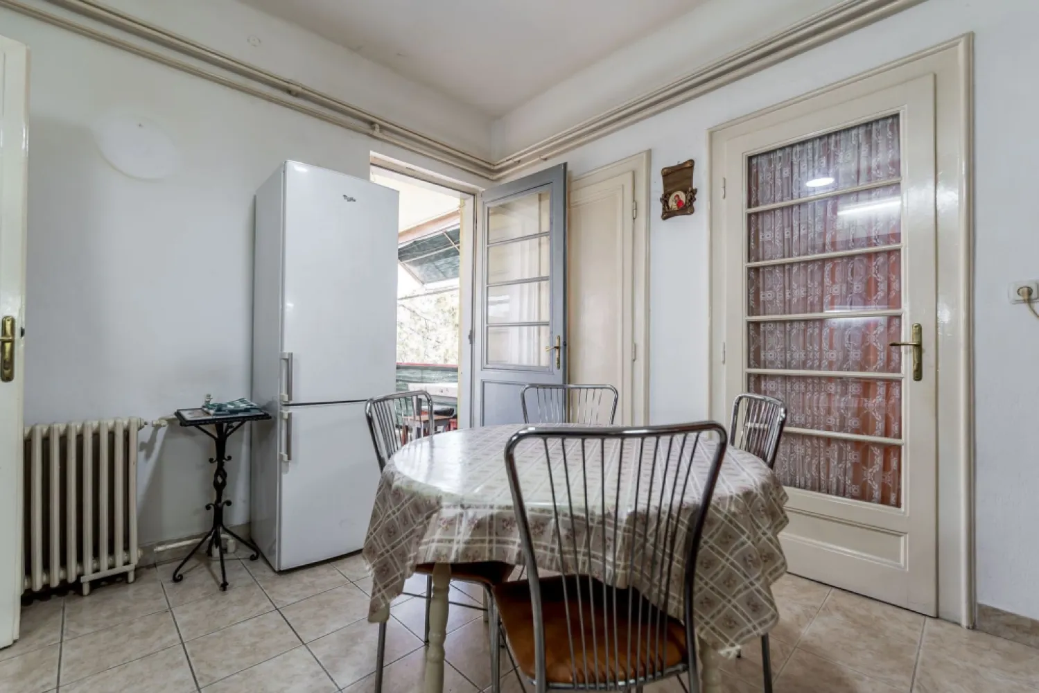 Etaj întreg vis-à-vis de Tribunalul Arad | 269 mp | Demisol privat - Vă propunem spre achiziție o proprietate situată într-o clădire exclusivistă de tip P+2, cu doar 3 apartamente (un singur locatar pe fiecare nivel). Această reședință ocupă în totalitate etajul 2, oferind o intimitate absolută și este poziționată strategic vis-à-vis de Tribunalul Arad, în imediata proximitate a Parcului Eminescu, a Primăriei și a falezei Mureșului. DETALII APARTAMENT Cu o suprafață construită de 269 mp și o suprafață utilă de 136 mp, apartamentul impresionează prin volume generoase și o compartimentare rafinată: Zona de zi: Living spațios, scăldat în lumină naturală, cu vedere spre Parcul Eminescu și Biserica Roșie. Zona de noapte: 2 dormitoare mari, oferind liniștea necesară unei reședințe de top. Bucătărie separată, cămară de alimente, birou și balcon. Terasa privată: orientată spre curtea interioară este o oază de liniște în centrul administrativ al orașului. ACTIVE EXTRA: Demisol Multifuncțional (41 mp) Proprietatea include un spațiu util la demisol, compus din 2 camere și baie proprie. Acesta reprezintă un avantaj strategic major, putând fi utilizat ca: Birou de consultanță / Cabinet de avocatură / Arhivă privată securizată. LOCALIZARE ȘI PUNCTE DE REPER Poziționarea valoroasă vis-à-vis de Tribunalul Arad – eficiență maximă pentru profesioniștii din domeniu. Parcul Eminescu & Biserica Roșie – repere culturale și spații verzi chiar în fața clădirii. Primăria Arad – la doar 3 minute de mers pe jos. Malul Mureșului – acces imediat la zona de relaxare și promenadă. Raritate: Clădirile cu un singur apartament pe nivel sunt extrem de greu de găsit în zona ultracentrală. Versatilitate: Combinația ideală între reședință de lux și sediu de business prestigios. Liniște: Deși este în punctul zero, orientarea terasei spre curte oferă un confort acustic rar. Pentru a descoperi potențialul complet al acestei proprietăți, vă invit la o vizionare. 📞 Sebastian Nica – 0722 252 639 ACASĂ | Consultanță Imobiliară Arad }}