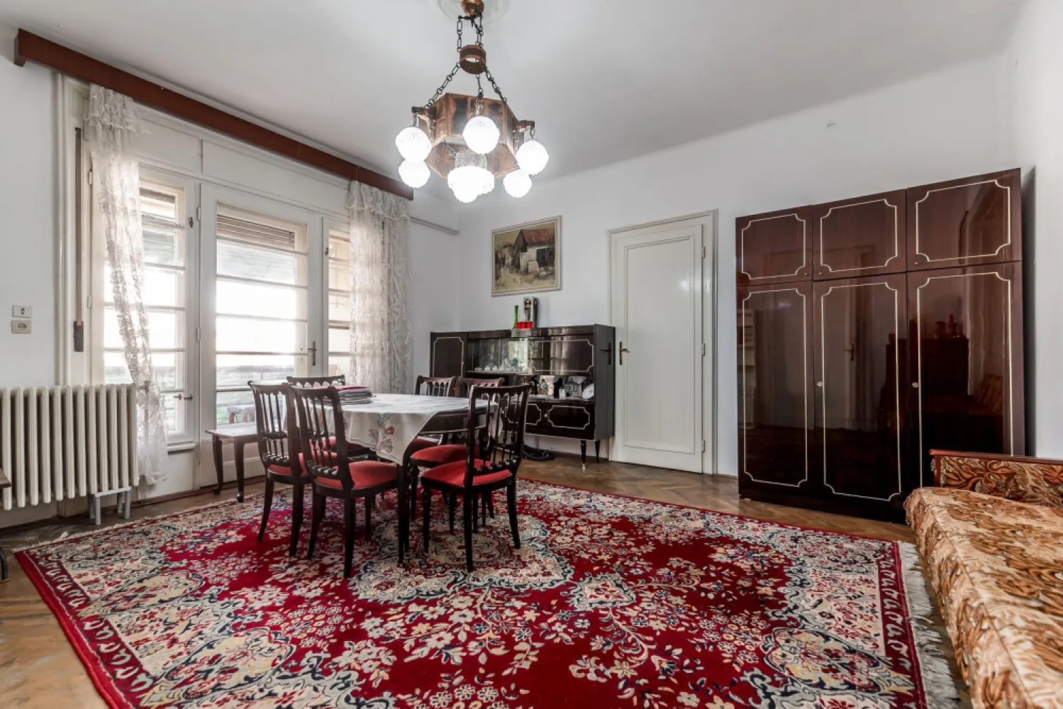 Etaj întreg vis-à-vis de Tribunalul Arad | 269 mp | Demisol privat - Vă propunem spre achiziție o proprietate situată într-o clădire exclusivistă de tip P+2, cu doar 3 apartamente (un singur locatar pe fiecare nivel). Această reședință ocupă în totalitate etajul 2, oferind o intimitate absolută și este poziționată strategic vis-à-vis de Tribunalul Arad, în imediata proximitate a Parcului Eminescu, a Primăriei și a falezei Mureșului. DETALII APARTAMENT Cu o suprafață construită de 269 mp și o suprafață utilă de 136 mp, apartamentul impresionează prin volume generoase și o compartimentare rafinată: Zona de zi: Living spațios, scăldat în lumină naturală, cu vedere spre Parcul Eminescu și Biserica Roșie. Zona de noapte: 2 dormitoare mari, oferind liniștea necesară unei reședințe de top. Bucătărie separată, cămară de alimente, birou și balcon. Terasa privată: orientată spre curtea interioară este o oază de liniște în centrul administrativ al orașului. ACTIVE EXTRA: Demisol Multifuncțional (41 mp) Proprietatea include un spațiu util la demisol, compus din 2 camere și baie proprie. Acesta reprezintă un avantaj strategic major, putând fi utilizat ca: Birou de consultanță / Cabinet de avocatură / Arhivă privată securizată. LOCALIZARE ȘI PUNCTE DE REPER Poziționarea valoroasă vis-à-vis de Tribunalul Arad – eficiență maximă pentru profesioniștii din domeniu. Parcul Eminescu & Biserica Roșie – repere culturale și spații verzi chiar în fața clădirii. Primăria Arad – la doar 3 minute de mers pe jos. Malul Mureșului – acces imediat la zona de relaxare și promenadă. Raritate: Clădirile cu un singur apartament pe nivel sunt extrem de greu de găsit în zona ultracentrală. Versatilitate: Combinația ideală între reședință de lux și sediu de business prestigios. Liniște: Deși este în punctul zero, orientarea terasei spre curte oferă un confort acustic rar. Pentru a descoperi potențialul complet al acestei proprietăți, vă invit la o vizionare. 📞 Sebastian Nica – 0722 252 639 ACASĂ | Consultanță Imobiliară Arad }}