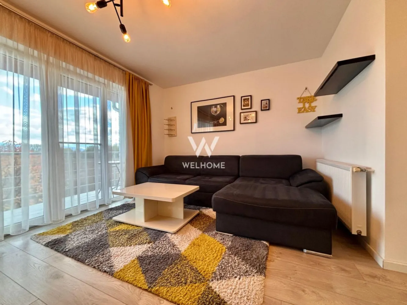 De inchiriat apartament 3 camere la vila - Sibiu - De închiriat apartament modern cu 3 camere, 2 băi și terasă – zona Lazaret, Sibiu Vă propunem spre închiriere un apartament spațios și luminos, situat la etajul 1 al unei vile din zona Lazaret, la 15 minute de centrul Sibiului. Locuința are o suprafață utilă de 76 mp și o terasă de 5 mp, fiind compartimentată ideal pentru confortul unei familii: Living generos, bucătărie separată, complet mobilată și utilată (cuptor, plită, frigider, mașină de spălat vase), două dormitoare cu dressing, două băi moderne si terasă pentru relaxare. Apartamentul se închiriază complet mobilat și utilat, dotat cu aer condiționat, TV, centrală proprie și electrocasnice moderne. Se află într-o zonă liniștită, dar foarte bine conectată cu centrul orașului, fiind potrivit pentru o familie tânără sau un cuplu care își dorește confort și intimitate. Disponibil imediat! Preț chirie: 550 euro / lună Condiții: garanție + comision agenție 50% din prima lună de chirie }}