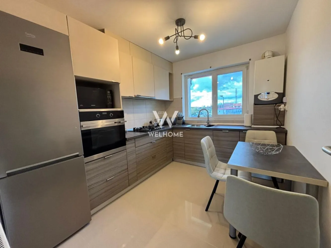 De inchiriat apartament 3 camere la vila - Sibiu - De închiriat apartament modern cu 3 camere, 2 băi și terasă – zona Lazaret, Sibiu Vă propunem spre închiriere un apartament spațios și luminos, situat la etajul 1 al unei vile din zona Lazaret, la 15 minute de centrul Sibiului. Locuința are o suprafață utilă de 76 mp și o terasă de 5 mp, fiind compartimentată ideal pentru confortul unei familii: Living generos, bucătărie separată, complet mobilată și utilată (cuptor, plită, frigider, mașină de spălat vase), două dormitoare cu dressing, două băi moderne si terasă pentru relaxare. Apartamentul se închiriază complet mobilat și utilat, dotat cu aer condiționat, TV, centrală proprie și electrocasnice moderne. Se află într-o zonă liniștită, dar foarte bine conectată cu centrul orașului, fiind potrivit pentru o familie tânără sau un cuplu care își dorește confort și intimitate. Disponibil imediat! Preț chirie: 550 euro / lună Condiții: garanție + comision agenție 50% din prima lună de chirie }}