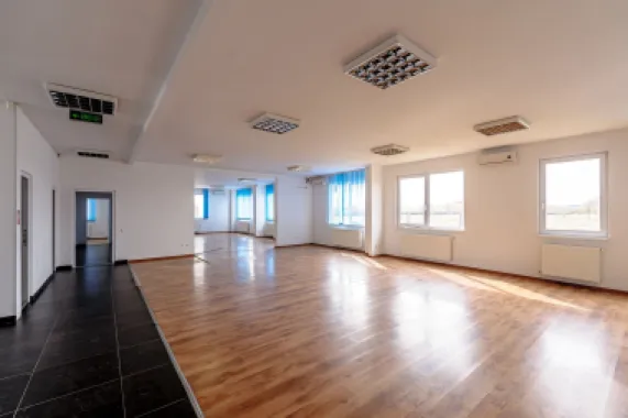 Clădire de birouri cu 12 parcări în incintă privată, UTA2, Arad