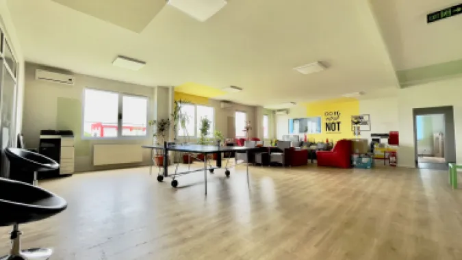 Clădire de birouri cu 12 parcări în incintă privată, UTA2, Arad