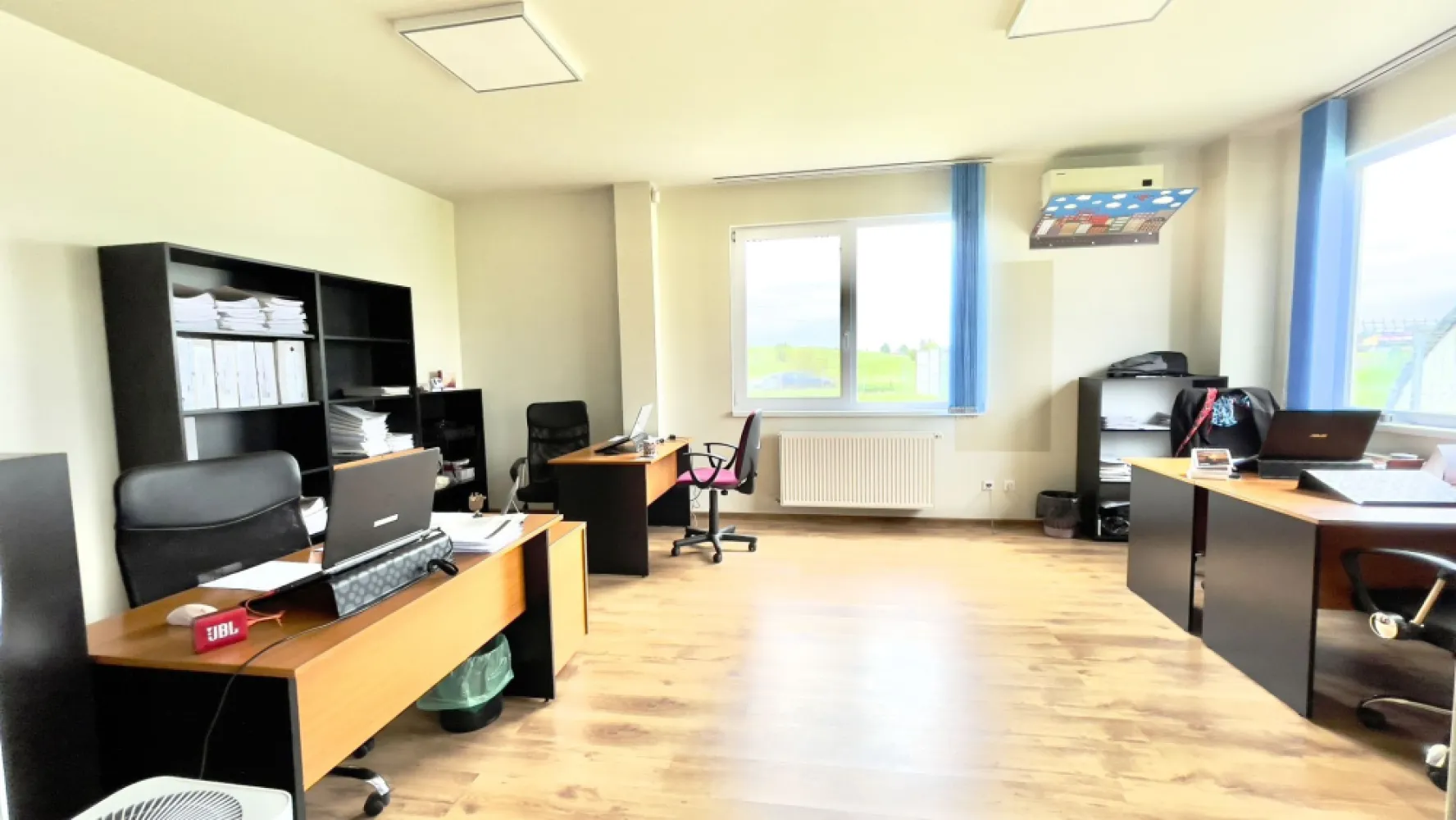 Clădire de birouri cu 12 parcări în incintă privată, UTA2, Arad