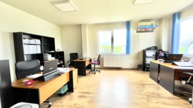 Clădire de birouri cu 12 parcări în incintă privată, UTA2, Arad