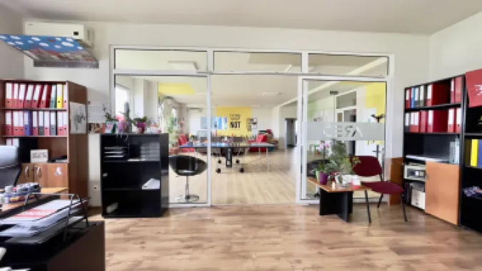 Clădire de birouri cu 12 parcări în incintă privată, UTA2, Arad