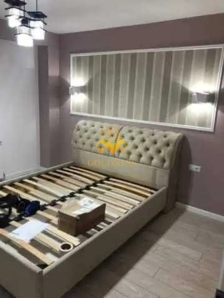 2 camere decomandate, balcon, Piata Marasti, Dorobantilor, OMV - GOLDNESS Imobiliare vă propune spre închiriere un apartament cu 2 camere complet mobilat și utilat, la etajul 1 într-un imobil de 10 etaje, în Cartierul Marasti. Se poate parca prin zona. Se află în apropierea stațiilor de transport în comun, magazine, restaurante, spații verzi, farmacii, etc. Apartamentul este compartimentat astfel: - dormitor cu pat matrimonial, dressing, noptiere - living cu canapea extensibila, - bucatarie complet utilată și mobilată, loc de servit masa - baie cu cabina de dus, calorifer port prosop și dulap pentru depozitare. - balcon de 6 mp. Imobilul este dotat cu toate cele necesare- centrală proprie, frigider, aragaz, hotă, mașină de spălat haine, etc. Dacă sunteți interesați de acest apartament și doriți să îl vizionați, dar și pentru alte oferte nu ezitați să ne contactați telefonic sau prin e-mail. Vă stăm la dispoziție! Pentru intermediere se percepe un comision de 50% din prețul chiriei! }}