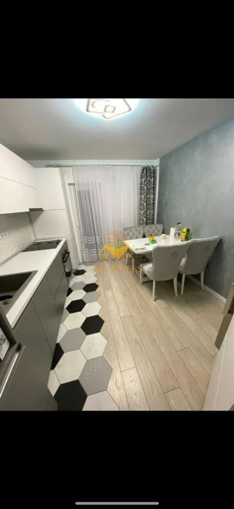 2 camere decomandate, balcon, Piata Marasti, Dorobantilor, OMV - GOLDNESS Imobiliare vă propune spre închiriere un apartament cu 2 camere complet mobilat și utilat, la etajul 1 într-un imobil de 10 etaje, în Cartierul Marasti. Se poate parca prin zona. Se află în apropierea stațiilor de transport în comun, magazine, restaurante, spații verzi, farmacii, etc. Apartamentul este compartimentat astfel: - dormitor cu pat matrimonial, dressing, noptiere - living cu canapea extensibila, - bucatarie complet utilată și mobilată, loc de servit masa - baie cu cabina de dus, calorifer port prosop și dulap pentru depozitare. - balcon de 6 mp. Imobilul este dotat cu toate cele necesare- centrală proprie, frigider, aragaz, hotă, mașină de spălat haine, etc. Dacă sunteți interesați de acest apartament și doriți să îl vizionați, dar și pentru alte oferte nu ezitați să ne contactați telefonic sau prin e-mail. Vă stăm la dispoziție! Pentru intermediere se percepe un comision de 50% din prețul chiriei! }}