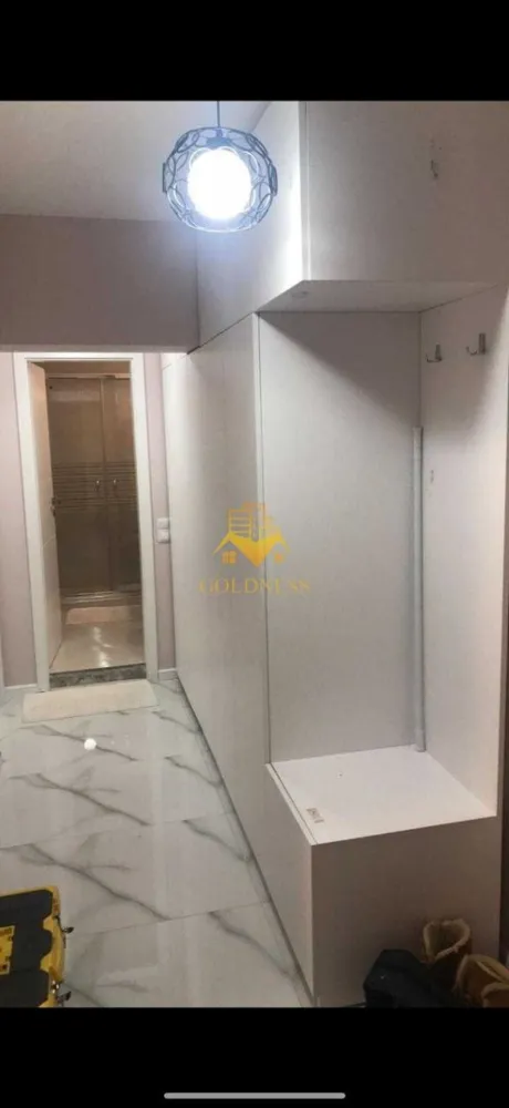 2 camere decomandate, balcon, Piata Marasti, Dorobantilor, OMV - GOLDNESS Imobiliare vă propune spre închiriere un apartament cu 2 camere complet mobilat și utilat, la etajul 1 într-un imobil de 10 etaje, în Cartierul Marasti. Se poate parca prin zona. Se află în apropierea stațiilor de transport în comun, magazine, restaurante, spații verzi, farmacii, etc. Apartamentul este compartimentat astfel: - dormitor cu pat matrimonial, dressing, noptiere - living cu canapea extensibila, - bucatarie complet utilată și mobilată, loc de servit masa - baie cu cabina de dus, calorifer port prosop și dulap pentru depozitare. - balcon de 6 mp. Imobilul este dotat cu toate cele necesare- centrală proprie, frigider, aragaz, hotă, mașină de spălat haine, etc. Dacă sunteți interesați de acest apartament și doriți să îl vizionați, dar și pentru alte oferte nu ezitați să ne contactați telefonic sau prin e-mail. Vă stăm la dispoziție! Pentru intermediere se percepe un comision de 50% din prețul chiriei! }}
