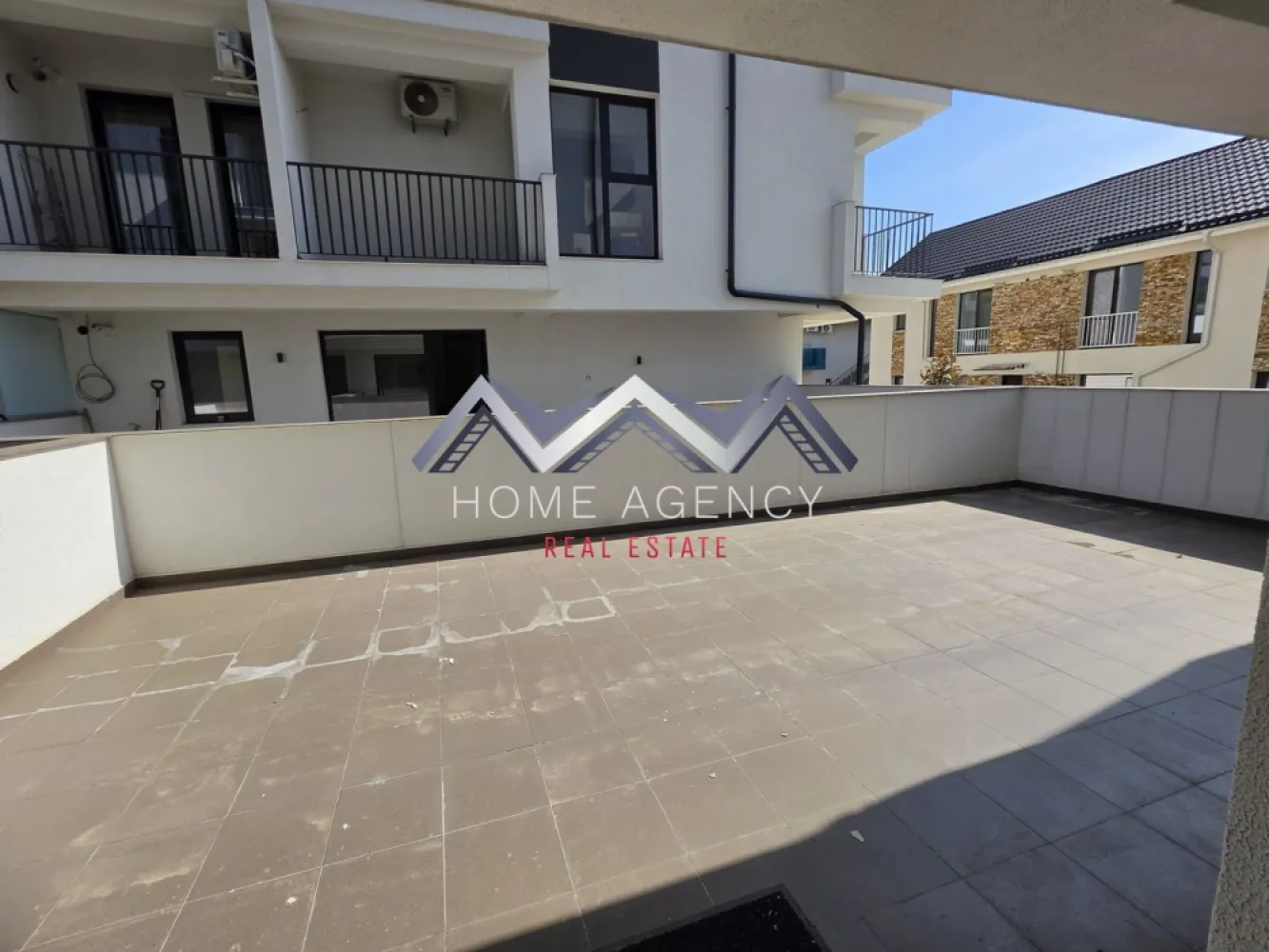 Apartament 2 camere + terasă 20 mp | Otopeni central - Vă propunem, spre vânzare, un apartament cochet cu 2 camere, situat la parter înalt, ideal atât pentru locuință personală, cât și pentru investiție. Locuința beneficiază de o compartimentare practică și modernă, fiind compusă din living cu bucătărie open space, dormitor, baie și terasă proprie generoasă de 20 mp utili. Zona de zi este luminoasă și primitoare, cu acces direct către terasa spațioasă, un loc perfect pentru relaxare, cafeaua de dimineață sau momente petrecute în aer liber. Orientarea Sud-Est oferă apartamentului lumină naturală din plin pe parcursul zilei, contribuind la o atmosferă caldă și plăcută. Dormitorul este confortabil și bine proporționat, oferind intimitate și un ambient relaxant. Baia, cu geam, este amenajată modern, prevăzută cu duș tip walk-in, gândită pentru confort și funcționalitate. Apartamentul se vinde parțial mobilat, fiind o alegere excelentă pentru cei care își doresc o locuință primitoare, cu un aer modern și posibilitatea de a o personaliza după propriul stil. În plus, în preț este inclus și un loc de parcare, un avantaj important pentru confortul de zi cu zi. Datorită poziționării la parter înalt și a terasei proprii generoase, această proprietate îmbină foarte bine funcționalitatea unui apartament cu avantajele unui spațiu exterior privat. 📞 Pentru mai multe detalii și programarea unei vizionări, nu ezitați să ne contactați! }}