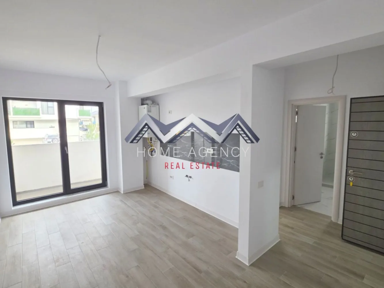 Apartament 2 camere + terasă 20 mp | Otopeni central - Vă propunem, spre vânzare, un apartament cochet cu 2 camere, situat la parter înalt, ideal atât pentru locuință personală, cât și pentru investiție. Locuința beneficiază de o compartimentare practică și modernă, fiind compusă din living cu bucătărie open space, dormitor, baie și terasă proprie generoasă de 20 mp utili. Zona de zi este luminoasă și primitoare, cu acces direct către terasa spațioasă, un loc perfect pentru relaxare, cafeaua de dimineață sau momente petrecute în aer liber. Orientarea Sud-Est oferă apartamentului lumină naturală din plin pe parcursul zilei, contribuind la o atmosferă caldă și plăcută. Dormitorul este confortabil și bine proporționat, oferind intimitate și un ambient relaxant. Baia, cu geam, este amenajată modern, prevăzută cu duș tip walk-in, gândită pentru confort și funcționalitate. Apartamentul se vinde parțial mobilat, fiind o alegere excelentă pentru cei care își doresc o locuință primitoare, cu un aer modern și posibilitatea de a o personaliza după propriul stil. În plus, în preț este inclus și un loc de parcare, un avantaj important pentru confortul de zi cu zi. Datorită poziționării la parter înalt și a terasei proprii generoase, această proprietate îmbină foarte bine funcționalitatea unui apartament cu avantajele unui spațiu exterior privat. 📞 Pentru mai multe detalii și programarea unei vizionări, nu ezitați să ne contactați! }}