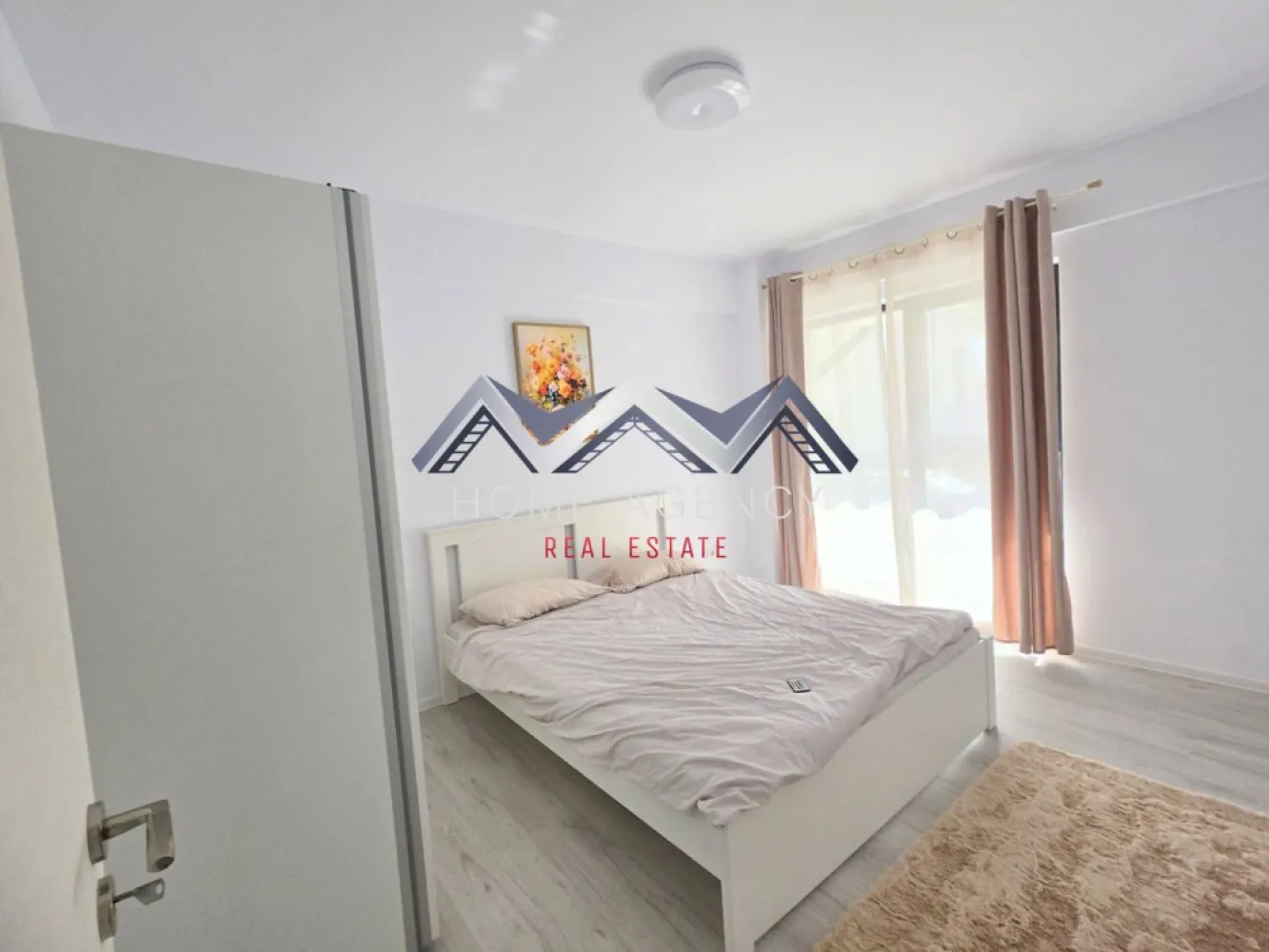 Apartament 2 camere + terasă 20 mp | Otopeni central - Vă propunem, spre vânzare, un apartament cochet cu 2 camere, situat la parter înalt, ideal atât pentru locuință personală, cât și pentru investiție. Locuința beneficiază de o compartimentare practică și modernă, fiind compusă din living cu bucătărie open space, dormitor, baie și terasă proprie generoasă de 20 mp utili. Zona de zi este luminoasă și primitoare, cu acces direct către terasa spațioasă, un loc perfect pentru relaxare, cafeaua de dimineață sau momente petrecute în aer liber. Orientarea Sud-Est oferă apartamentului lumină naturală din plin pe parcursul zilei, contribuind la o atmosferă caldă și plăcută. Dormitorul este confortabil și bine proporționat, oferind intimitate și un ambient relaxant. Baia, cu geam, este amenajată modern, prevăzută cu duș tip walk-in, gândită pentru confort și funcționalitate. Apartamentul se vinde parțial mobilat, fiind o alegere excelentă pentru cei care își doresc o locuință primitoare, cu un aer modern și posibilitatea de a o personaliza după propriul stil. În plus, în preț este inclus și un loc de parcare, un avantaj important pentru confortul de zi cu zi. Datorită poziționării la parter înalt și a terasei proprii generoase, această proprietate îmbină foarte bine funcționalitatea unui apartament cu avantajele unui spațiu exterior privat. 📞 Pentru mai multe detalii și programarea unei vizionări, nu ezitați să ne contactați! }}