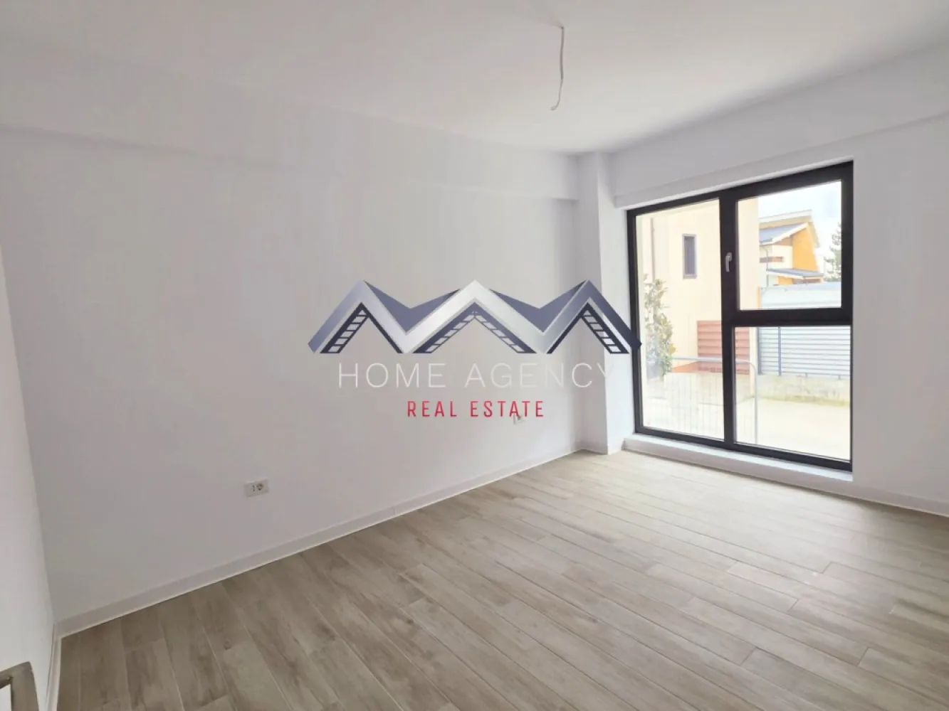 Apartament 2 camere + terasă 20 mp | Otopeni central - Vă propunem, spre vânzare, un apartament cochet cu 2 camere, situat la parter înalt, ideal atât pentru locuință personală, cât și pentru investiție. Locuința beneficiază de o compartimentare practică și modernă, fiind compusă din living cu bucătărie open space, dormitor, baie și terasă proprie generoasă de 20 mp utili. Zona de zi este luminoasă și primitoare, cu acces direct către terasa spațioasă, un loc perfect pentru relaxare, cafeaua de dimineață sau momente petrecute în aer liber. Orientarea Sud-Est oferă apartamentului lumină naturală din plin pe parcursul zilei, contribuind la o atmosferă caldă și plăcută. Dormitorul este confortabil și bine proporționat, oferind intimitate și un ambient relaxant. Baia, cu geam, este amenajată modern, prevăzută cu duș tip walk-in, gândită pentru confort și funcționalitate. Apartamentul se vinde parțial mobilat, fiind o alegere excelentă pentru cei care își doresc o locuință primitoare, cu un aer modern și posibilitatea de a o personaliza după propriul stil. În plus, în preț este inclus și un loc de parcare, un avantaj important pentru confortul de zi cu zi. Datorită poziționării la parter înalt și a terasei proprii generoase, această proprietate îmbină foarte bine funcționalitatea unui apartament cu avantajele unui spațiu exterior privat. 📞 Pentru mai multe detalii și programarea unei vizionări, nu ezitați să ne contactați! }}