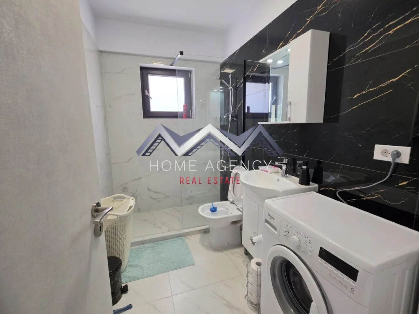 Apartament 2 camere + terasă 20 mp | Otopeni central - Vă propunem, spre vânzare, un apartament cochet cu 2 camere, situat la parter înalt, ideal atât pentru locuință personală, cât și pentru investiție. Locuința beneficiază de o compartimentare practică și modernă, fiind compusă din living cu bucătărie open space, dormitor, baie și terasă proprie generoasă de 20 mp utili. Zona de zi este luminoasă și primitoare, cu acces direct către terasa spațioasă, un loc perfect pentru relaxare, cafeaua de dimineață sau momente petrecute în aer liber. Orientarea Sud-Est oferă apartamentului lumină naturală din plin pe parcursul zilei, contribuind la o atmosferă caldă și plăcută. Dormitorul este confortabil și bine proporționat, oferind intimitate și un ambient relaxant. Baia, cu geam, este amenajată modern, prevăzută cu duș tip walk-in, gândită pentru confort și funcționalitate. Apartamentul se vinde parțial mobilat, fiind o alegere excelentă pentru cei care își doresc o locuință primitoare, cu un aer modern și posibilitatea de a o personaliza după propriul stil. În plus, în preț este inclus și un loc de parcare, un avantaj important pentru confortul de zi cu zi. Datorită poziționării la parter înalt și a terasei proprii generoase, această proprietate îmbină foarte bine funcționalitatea unui apartament cu avantajele unui spațiu exterior privat. 📞 Pentru mai multe detalii și programarea unei vizionări, nu ezitați să ne contactați! }}