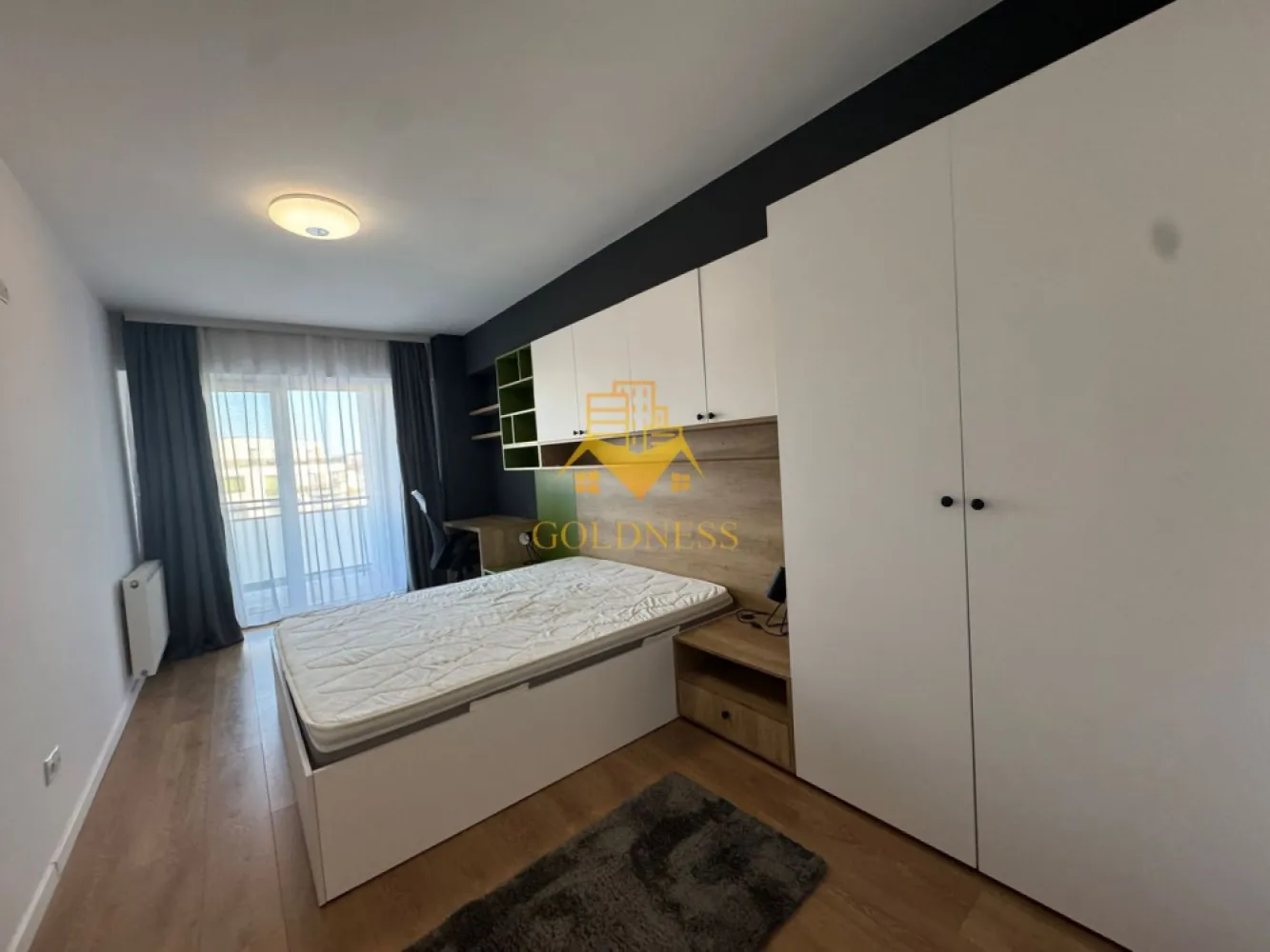 2 camere, modern, garaj, bloc nou,Zona Centrala, Bosch, NTT DATA,Meron - GOLDNESS Imobiliare vă propune spre închiriere un apartament complet mobilat și utilat, la etajul 3 într-un imobil de 7 etaje, Semicentral. Apartamentul este compartimentat astfel: - dormitor cu pat matrimonial, noptiere, TV, spatiu pentru depozitare - living cu bucatarie open-space complet utilată, canapea extensibla, loc de servit masa, dulap pentru haine - baie cu cadă, calorifer port prosop inox și dulap pentru depozitare. - balcon de 10 mp. Imobilul este dotat cu toate cele necesare- centrală proprie, mașină de spălat haine, frigider, plită electrică, hotă, TV, etc. Se află în apropierea stațiilor de transport în comun, magazine, restaurante, spații verzi, farmacii, etc. Dispune de loc de parcare subterana! Dacă sunteți interesați de acest apartament și doriți să îl vizionați, dar și pentru alte oferte sau detalii nu ezitați să ne contactați telefonic sau prin e-mail - goldnessimobiliare@gmail.com. Vă stăm la dispoziție! }}