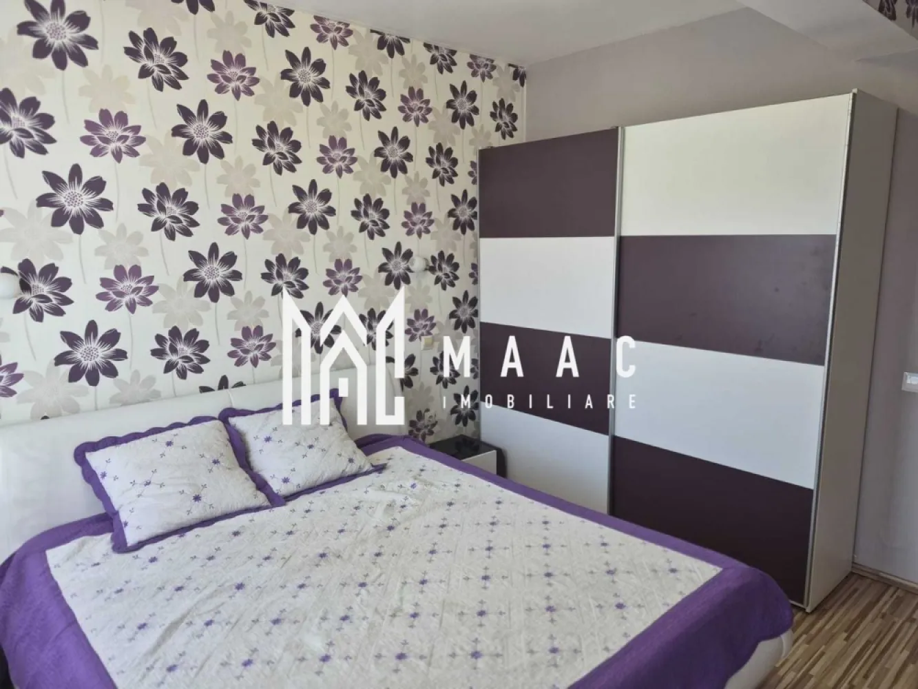 Apartament 3 camere | 74 MPU | Balcon | Turnisor - MAAC Imobiliare vă propune spre închiriere un apartament cu 3 camere, construit după anul 2000, situat la etajul 4, cu o suprafață utilă de 74 mp, ideal pentru cei care caută confort și accesibilitate. Apartamentul este decomandat și oferă o compartimentare practică, fiind compus din living, două dormitoare, bucătărie complet utilată și baie dotată cu duș. Finisajele sunt moderne, cu pardoseli din laminat și gresie, iar locuința beneficiază de lumină naturală și o priveliște frumoasă asupra orașului. Zona reprezintă un avantaj important, cu acces rapid către centre comerciale, mijloace de transport în comun, parcuri, zone de agrement, restaurante și cafenele. În apropiere se află și Universitatea Lucian Blaga din Sibiu, precum și alte instituții de învățământ. Nu se acceptă animale de companie. Se percepe garanție în cuantumul unei chirii. Pentru mai multe detalii sau pentru a programa o vizionare, vă rugăm să ne contactați. Specificați ID-ul CP2975538. }}