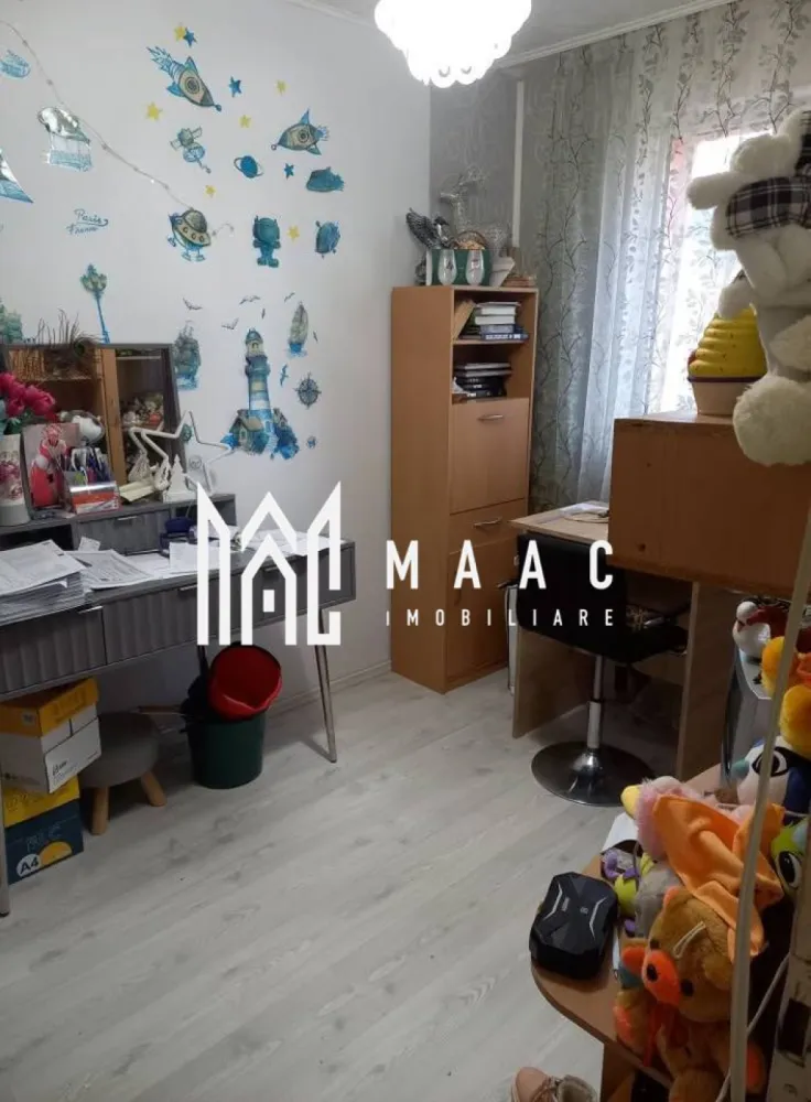 Apartament 3 Camere I Decomandat I Etaj3 I Balcon I Cisnadie - Se vinde un apartament cu 3 camere decomandat, având o suprafață utilă de 56 mp, situat la etajul 3 din 4, într-o zonă liniștită și bine poziționată din Cisnădie. Locuința se vinde mobilată și utilată și este disponibilă imediat, ideală pentru familie sau investiție. Caracteristici principale: 3 camere decomandat Suprafață utilă: 56 mp Etaj 3 / 4 Balcon Pivniță inclusă Apartament mobilat și utilat Disponibil imediat Localizare: Cisnădie Detalii interioare: Living luminos și spațios Două dormitoare bine compartimentate Bucătărie utilată complet Baie în stare bună Balcon ideal pentru relaxare sau depozitare Hol care asigură acces către toate încăperile Pivniță utilă pentru spațiu suplimentar de depozitare Avantaje: Compartimentare complet decomandată Etaj intermediar, foarte căutat Apartament întreținut, gata pentru mutare Zonă liniștită, aproape de magazine, transport, școli și servicii Potrivit pentru familie sau investiție în închiriere Pentru informati si vizionari: ID: CP2828539 }}
