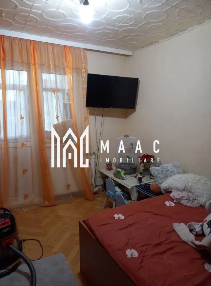 Apartament 3 Camere I Decomandat I Etaj3 I Balcon I Cisnadie - Se vinde un apartament cu 3 camere decomandat, având o suprafață utilă de 56 mp, situat la etajul 3 din 4, într-o zonă liniștită și bine poziționată din Cisnădie. Locuința se vinde mobilată și utilată și este disponibilă imediat, ideală pentru familie sau investiție. Caracteristici principale: 3 camere decomandat Suprafață utilă: 56 mp Etaj 3 / 4 Balcon Pivniță inclusă Apartament mobilat și utilat Disponibil imediat Localizare: Cisnădie Detalii interioare: Living luminos și spațios Două dormitoare bine compartimentate Bucătărie utilată complet Baie în stare bună Balcon ideal pentru relaxare sau depozitare Hol care asigură acces către toate încăperile Pivniță utilă pentru spațiu suplimentar de depozitare Avantaje: Compartimentare complet decomandată Etaj intermediar, foarte căutat Apartament întreținut, gata pentru mutare Zonă liniștită, aproape de magazine, transport, școli și servicii Potrivit pentru familie sau investiție în închiriere Pentru informati si vizionari: ID: CP2828539 }}