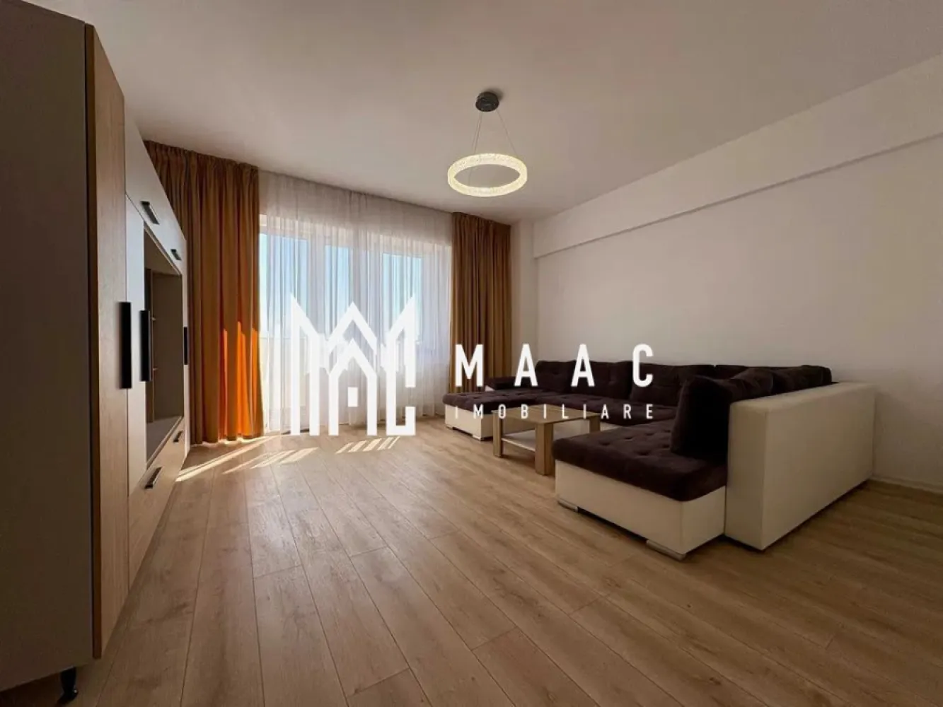 Apartament 2 camere | 61 mp | Balcon | Mihai Viteazul - MAAC Imobiliare oferă spre închiriere un apartament nou, aflat la prima închiriere, situat pe strada Mihai Viteazu ,în imediata apropiere de Lidl. Apartamentul nu a mai fost locuit și este disponibil imediat. Locuința este amplasată la etajul 3 al unui bloc nou, dotat cu 2 lifturi, și are o compartimentare practică și spațioasă: living generos, dormitor, bucătărie separată complet mobilată și utilată , baie spațioasă cu duș walk-in, hol și balcon de 8 mp, cu vedere deschisă spre munți. Apartamentul beneficiază de orientare Sud-Est, fiind luminos pe tot parcursul zilei. Se închiriază complet mobilat și utilat, cu dotări moderne: bucătărie complet echipată, combină frigorifică, mașină de spălat rufe, mobilier complet în living și dormitor. Zona oferă acces rapid către toate facilitățile necesare: magazine, farmacii, stații de transport în comun, fiind situat la aproximativ 5 minute de Piața Rahovei și Shopping City Șelimbăr, cu acces facil către centrul orașului. Garanție: echivalentul a 2 luni de chirie Pentru mai multe detalii și programarea unei vizionări, vă invităm să ne contactați, menționând ID-ul ofertei: CP2978353 }}