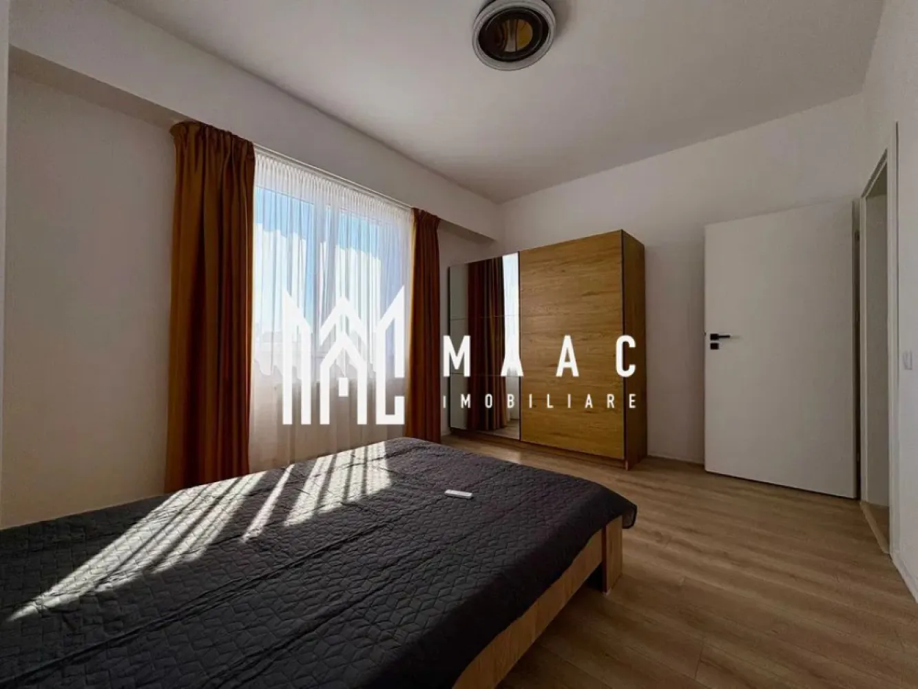 Apartament 2 camere | 61 mp | Balcon | Mihai Viteazul - MAAC Imobiliare oferă spre închiriere un apartament nou, aflat la prima închiriere, situat pe strada Mihai Viteazu ,în imediata apropiere de Lidl. Apartamentul nu a mai fost locuit și este disponibil imediat. Locuința este amplasată la etajul 3 al unui bloc nou, dotat cu 2 lifturi, și are o compartimentare practică și spațioasă: living generos, dormitor, bucătărie separată complet mobilată și utilată , baie spațioasă cu duș walk-in, hol și balcon de 8 mp, cu vedere deschisă spre munți. Apartamentul beneficiază de orientare Sud-Est, fiind luminos pe tot parcursul zilei. Se închiriază complet mobilat și utilat, cu dotări moderne: bucătărie complet echipată, combină frigorifică, mașină de spălat rufe, mobilier complet în living și dormitor. Zona oferă acces rapid către toate facilitățile necesare: magazine, farmacii, stații de transport în comun, fiind situat la aproximativ 5 minute de Piața Rahovei și Shopping City Șelimbăr, cu acces facil către centrul orașului. Garanție: echivalentul a 2 luni de chirie Pentru mai multe detalii și programarea unei vizionări, vă invităm să ne contactați, menționând ID-ul ofertei: CP2978353 }}