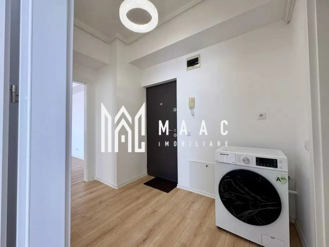Apartament 2 camere | 61 mp | Balcon | Mihai Viteazul - MAAC Imobiliare oferă spre închiriere un apartament nou, aflat la prima închiriere, situat pe strada Mihai Viteazu ,în imediata apropiere de Lidl. Apartamentul nu a mai fost locuit și este disponibil imediat. Locuința este amplasată la etajul 3 al unui bloc nou, dotat cu 2 lifturi, și are o compartimentare practică și spațioasă: living generos, dormitor, bucătărie separată complet mobilată și utilată , baie spațioasă cu duș walk-in, hol și balcon de 8 mp, cu vedere deschisă spre munți. Apartamentul beneficiază de orientare Sud-Est, fiind luminos pe tot parcursul zilei. Se închiriază complet mobilat și utilat, cu dotări moderne: bucătărie complet echipată, combină frigorifică, mașină de spălat rufe, mobilier complet în living și dormitor. Zona oferă acces rapid către toate facilitățile necesare: magazine, farmacii, stații de transport în comun, fiind situat la aproximativ 5 minute de Piața Rahovei și Shopping City Șelimbăr, cu acces facil către centrul orașului. Garanție: echivalentul a 2 luni de chirie Pentru mai multe detalii și programarea unei vizionări, vă invităm să ne contactați, menționând ID-ul ofertei: CP2978353 }}