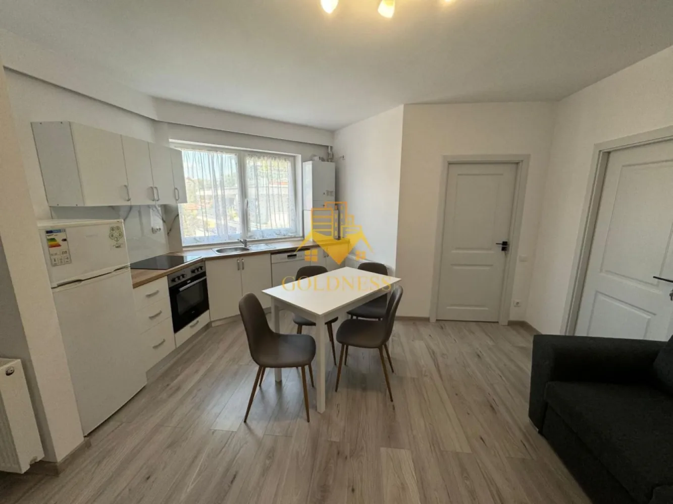 3 camere open space, terasa, Iris, Oasului, profi, Somesul mic - GOLDNESS Imobiliare vă propune spre închiriere un apartament cu 3 camere complet mobilat și utilat, la etajul 4 într-un imobil de 5 etaje, în Cartierul Iris. Se poate parca prin Zona Se află în apropierea stațiilor de transport în comun, magazine, restaurante, spații verzi, farmacii, etc. Apartamentul este compartimentat astfel: - dormitor cu pat matrimonial, dressing, noptiere - dormitor cu pat matrimonial, dressing, noptiere - living cu bucatarie open space complet utilată și mobilată, canapea extensibilă, loc de servit masa - baie cu cabina de dus, calorifer port prosop și dulap pentru depozitare. - terasa de 10 mp. Imobilul este dotat cu toate cele necesare- centrală proprie, frigider, aragaz, hotă, mașină de spălat haine, etc. Dacă sunteți interesați de acest apartament și doriți să îl vizionați, dar și pentru alte oferte nu ezitați să ne contactați telefonic sau prin e-mail. Vă stăm la dispoziție! Pentru intermediere se percepe un comision de 50% din prețul chiriei! }}