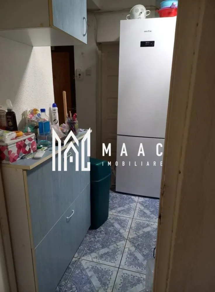Apartament 3 Camere I Decomandat I Etaj3 I Balcon I Cisnadie - Se vinde un apartament cu 3 camere decomandat, având o suprafață utilă de 56 mp, situat la etajul 3 din 4, într-o zonă liniștită și bine poziționată din Cisnădie. Locuința se vinde mobilată și utilată și este disponibilă imediat, ideală pentru familie sau investiție. Caracteristici principale: 3 camere decomandat Suprafață utilă: 56 mp Etaj 3 / 4 Balcon Pivniță inclusă Apartament mobilat și utilat Disponibil imediat Localizare: Cisnădie Detalii interioare: Living luminos și spațios Două dormitoare bine compartimentate Bucătărie utilată complet Baie în stare bună Balcon ideal pentru relaxare sau depozitare Hol care asigură acces către toate încăperile Pivniță utilă pentru spațiu suplimentar de depozitare Avantaje: Compartimentare complet decomandată Etaj intermediar, foarte căutat Apartament întreținut, gata pentru mutare Zonă liniștită, aproape de magazine, transport, școli și servicii Potrivit pentru familie sau investiție în închiriere Pentru informati si vizionari: ID: CP2828539 }}