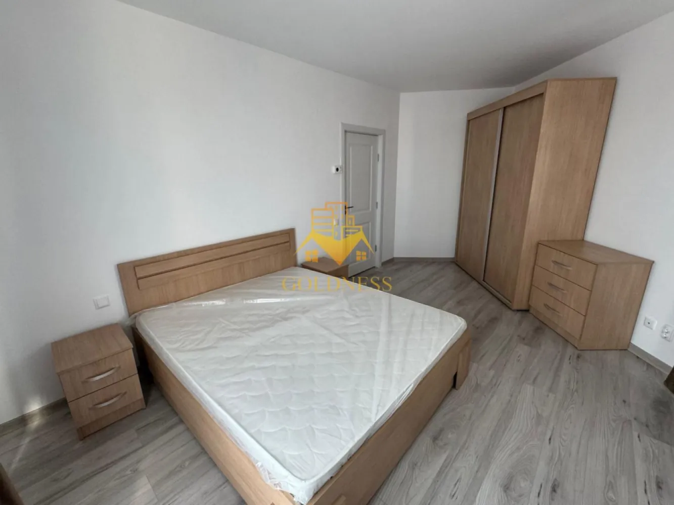 3 camere open space, terasa, Iris, Oasului, profi, Somesul mic - GOLDNESS Imobiliare vă propune spre închiriere un apartament cu 3 camere complet mobilat și utilat, la etajul 4 într-un imobil de 5 etaje, în Cartierul Iris. Se poate parca prin Zona Se află în apropierea stațiilor de transport în comun, magazine, restaurante, spații verzi, farmacii, etc. Apartamentul este compartimentat astfel: - dormitor cu pat matrimonial, dressing, noptiere - dormitor cu pat matrimonial, dressing, noptiere - living cu bucatarie open space complet utilată și mobilată, canapea extensibilă, loc de servit masa - baie cu cabina de dus, calorifer port prosop și dulap pentru depozitare. - terasa de 10 mp. Imobilul este dotat cu toate cele necesare- centrală proprie, frigider, aragaz, hotă, mașină de spălat haine, etc. Dacă sunteți interesați de acest apartament și doriți să îl vizionați, dar și pentru alte oferte nu ezitați să ne contactați telefonic sau prin e-mail. Vă stăm la dispoziție! Pentru intermediere se percepe un comision de 50% din prețul chiriei! }}