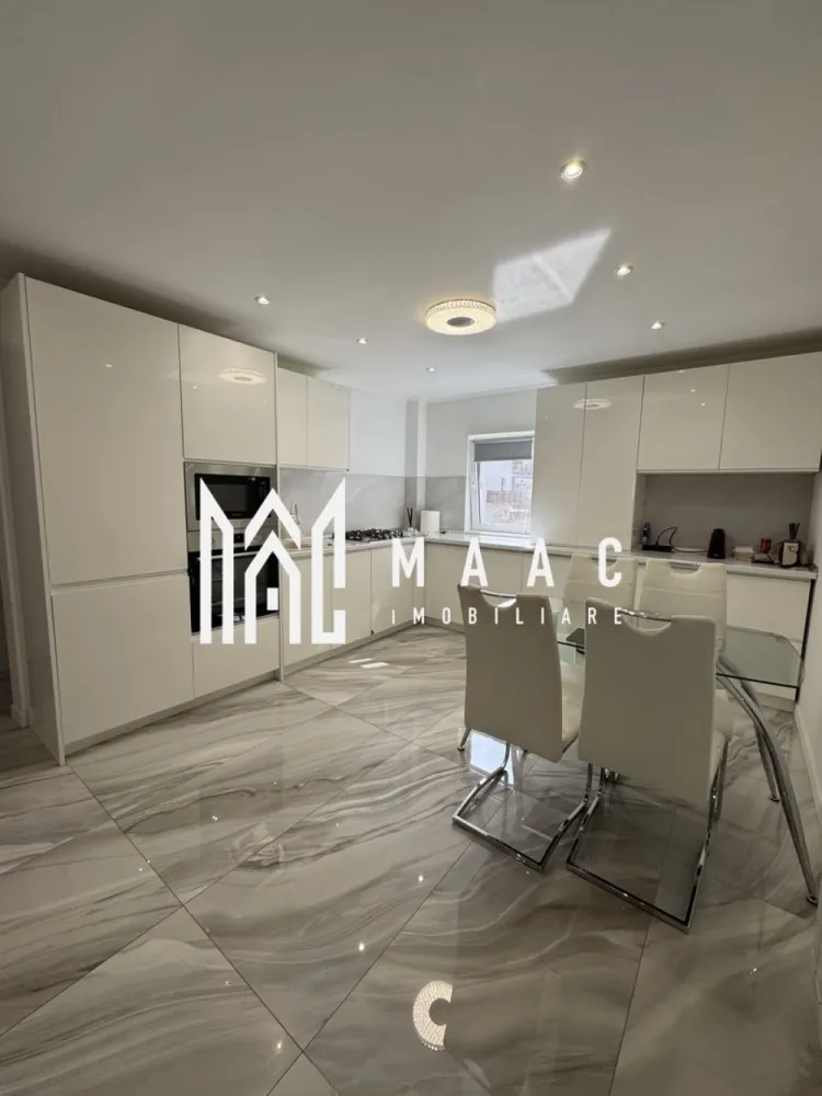 Apartament 3 camere | Parter | Mobilat si Utilat | Zona Nord - Apartament 3 camere de vânzare – Zona Nord, Calea lui Traian Agenția MAAC Imobiliare vă propune spre vânzare un apartament cu 3 camere, situat la parterul unui bloc liniștit, cu o singură scară, în zona Nord – Calea lui Traian. Locuința este complet renovată, fiind ideală pentru mutare imediată, fără investiții suplimentare. Apartamentul dispune de un living spațios cu balcon, open space cu bucătăria, două dormitoare și două băi, oferind o compartimentare modernă și funcțională. Beneficiază de centrală termică proprie, instalații electrice și sanitare schimbate integral și se vinde complet mobilat și utilat. În plus, include și o boxă pentru depozitare. Blocul este curat și liniștit, cu vecini civilizați. Localizarea este excelentă, în imediata apropiere de Spitalul Județean, Biserica din Nord, Piața Nord, școli, licee, magazine și mijloace de transport. Apartamentul este potrivit atât pentru locuință proprie, cât și pentru investiție, inclusiv pentru cabinet sau birou, datorită poziționării la parter și accesibilității. - CP2978521 }}