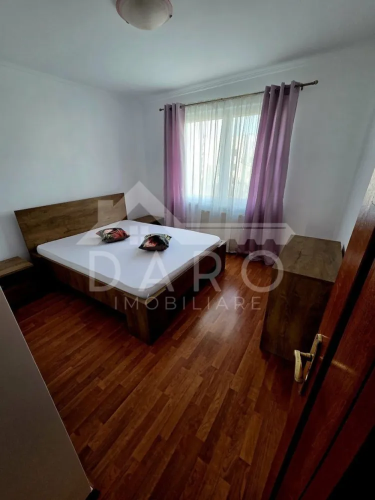 🏡 Apartament 3 camere | Complet mobilat | Tudor – Str. Banat - 🏡 Apartament 3 camere | Complet mobilat | Tudor – Str. Banat 💰 Preț: 125.000 € Se oferă spre vânzare un apartament modern, recent renovat, situat în Târgu Mureș, cartier Tudor – strada Banat, într-o zonă liniștită și foarte bine conectată. 📐 Suprafață utilă: 70 mp 🏢 Etaj: 2 din 4 ✔ compartimentare decomandată 🏠 Compartimentare: ✔ living spațios și luminos ✔ 2 dormitoare ✔ bucătărie separată ✔ 2 băi (mare avantaj!) ✔ hol generos ✨ Dotări și finisaje: ✔ recent renovat – fără investiții ✔ centrală termică proprie ✔ geamuri termopan ✔ finisaje moderne ✔ se vinde complet mobilat – te muți imediat! 🌿 Locație excelentă: ✔ zonă liniștită ✔ parc în apropiere ✔ școli și grădinițe ✔ magazine și facilități zilnice ✔ acces rapid către oraș 💎 Ideal pentru familie sau investiție – apartament pregătit pentru mutare imediată! 🤝 Proprietate promovată prin DARO Imobiliare 💳 Prin Kiwi Finance te ajut să cumperi rapid și avantajos: ✔ analiză GRATUITĂ ✔ oferte de la peste 12 bănci ✔ negocierea dobânzii ✔ suport complet până la semnare 📞 Detalii și vizionări: Coman Maria – DARO Imobiliare & Kiwi Finance 📱 0749 535 729 }}