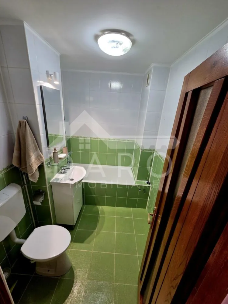 🏡 Apartament 3 camere | Complet mobilat | Tudor – Str. Banat - 🏡 Apartament 3 camere | Complet mobilat | Tudor – Str. Banat 💰 Preț: 125.000 € Se oferă spre vânzare un apartament modern, recent renovat, situat în Târgu Mureș, cartier Tudor – strada Banat, într-o zonă liniștită și foarte bine conectată. 📐 Suprafață utilă: 70 mp 🏢 Etaj: 2 din 4 ✔ compartimentare decomandată 🏠 Compartimentare: ✔ living spațios și luminos ✔ 2 dormitoare ✔ bucătărie separată ✔ 2 băi (mare avantaj!) ✔ hol generos ✨ Dotări și finisaje: ✔ recent renovat – fără investiții ✔ centrală termică proprie ✔ geamuri termopan ✔ finisaje moderne ✔ se vinde complet mobilat – te muți imediat! 🌿 Locație excelentă: ✔ zonă liniștită ✔ parc în apropiere ✔ școli și grădinițe ✔ magazine și facilități zilnice ✔ acces rapid către oraș 💎 Ideal pentru familie sau investiție – apartament pregătit pentru mutare imediată! 🤝 Proprietate promovată prin DARO Imobiliare 💳 Prin Kiwi Finance te ajut să cumperi rapid și avantajos: ✔ analiză GRATUITĂ ✔ oferte de la peste 12 bănci ✔ negocierea dobânzii ✔ suport complet până la semnare 📞 Detalii și vizionări: Coman Maria – DARO Imobiliare & Kiwi Finance 📱 0749 535 729 }}