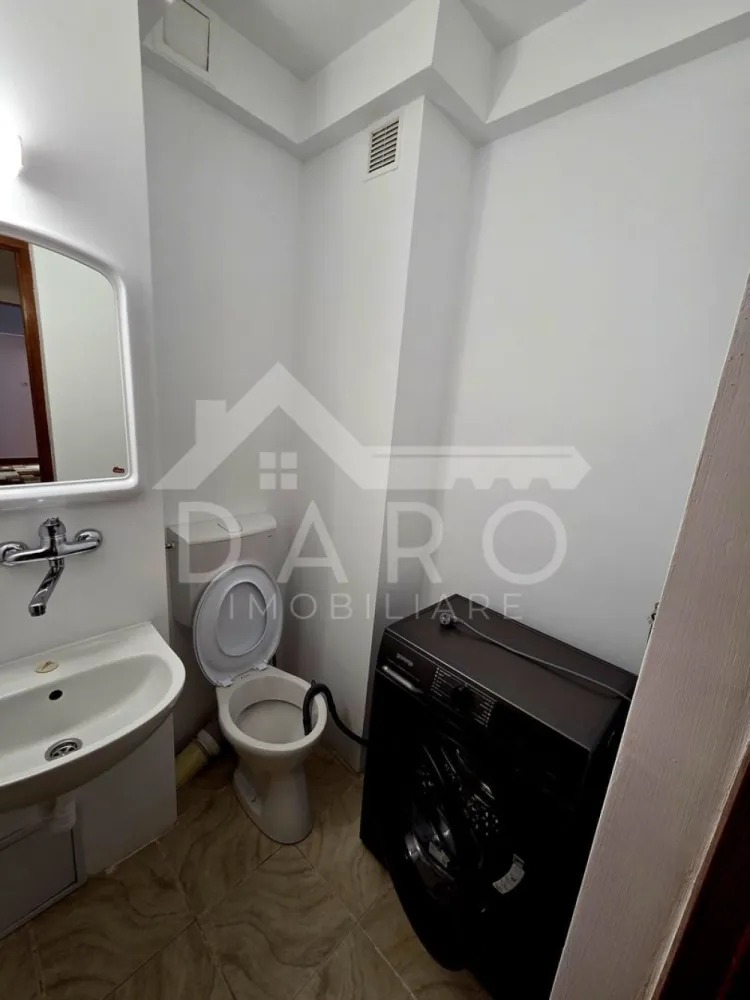 🏡 Apartament 3 camere | Complet mobilat | Tudor – Str. Banat - 🏡 Apartament 3 camere | Complet mobilat | Tudor – Str. Banat 💰 Preț: 125.000 € Se oferă spre vânzare un apartament modern, recent renovat, situat în Târgu Mureș, cartier Tudor – strada Banat, într-o zonă liniștită și foarte bine conectată. 📐 Suprafață utilă: 70 mp 🏢 Etaj: 2 din 4 ✔ compartimentare decomandată 🏠 Compartimentare: ✔ living spațios și luminos ✔ 2 dormitoare ✔ bucătărie separată ✔ 2 băi (mare avantaj!) ✔ hol generos ✨ Dotări și finisaje: ✔ recent renovat – fără investiții ✔ centrală termică proprie ✔ geamuri termopan ✔ finisaje moderne ✔ se vinde complet mobilat – te muți imediat! 🌿 Locație excelentă: ✔ zonă liniștită ✔ parc în apropiere ✔ școli și grădinițe ✔ magazine și facilități zilnice ✔ acces rapid către oraș 💎 Ideal pentru familie sau investiție – apartament pregătit pentru mutare imediată! 🤝 Proprietate promovată prin DARO Imobiliare 💳 Prin Kiwi Finance te ajut să cumperi rapid și avantajos: ✔ analiză GRATUITĂ ✔ oferte de la peste 12 bănci ✔ negocierea dobânzii ✔ suport complet până la semnare 📞 Detalii și vizionări: Coman Maria – DARO Imobiliare & Kiwi Finance 📱 0749 535 729 }}