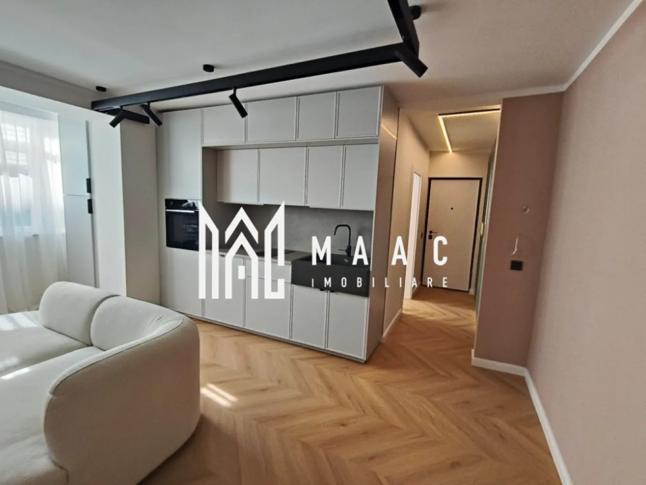 Apartament 2 camere | Incalzire in Pardoseala | Zona Liceul Economic - MAAC Imobiliare vă propune spre închiriere un apartament modern, complet renovat, situat la parter in una dintre zonele bine conectate ale orașului Sibiu. Compartimentare • living cu bucătărie open-space • dormitor complet mobilat • cameră suplimentară ce poate fi mobilată în funcție de nevoile chiriașului (birou sau al doilea dormitor) Dotări și beneficii • încălzire în pardoseală • sistem de cogenerare al cartierului • instalații electrice și sanitare refăcute integral • electrocasnice încorporate • mașină de spălat vase • mașină de spălat rufe și uscător • Smart TV • locuri de parcare disponibile în spatele blocului Alte informații • apartamentul este la prima închiriere • disponibil din mijlocul lunii martie • masa și scaunele de dining vor fi livrate la finalul lunii martie Preț: 650 € / lună Garanție: echivalentul unei luni de chirie Mențiune: nu se acceptă animale de companie. Pentru mai multe detalii sau pentru programarea unei vizionări, vă rugăm să ne contactați și să menționați ID-ul proprietății: CP2974258. }}